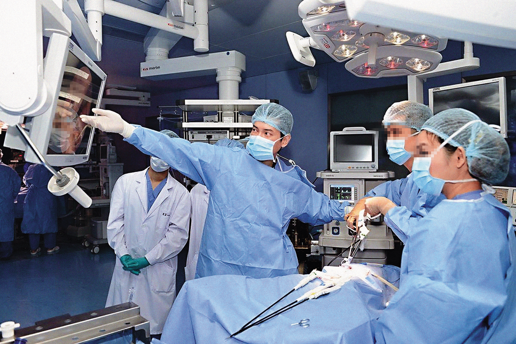 禾馨診所婦產科名醫韓健明（中）遭網美求償新台幣600萬元。	（翻攝自韓健明醫師 公正診療室臉書）