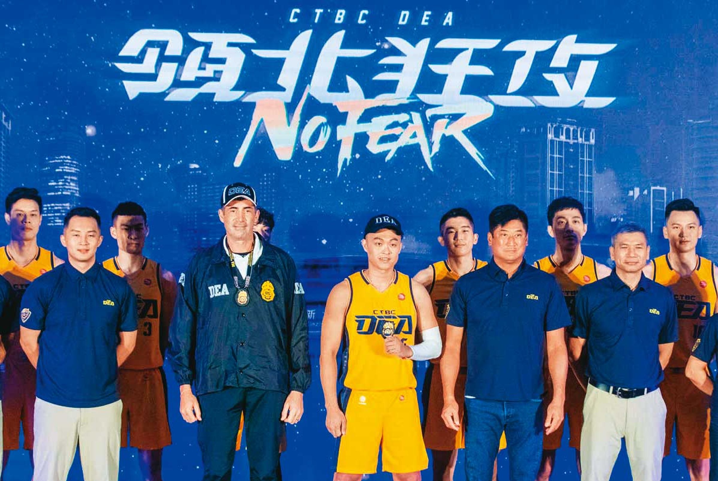 辜仲諒（前右2）2021年成立中信特攻、T1聯盟，將與PLG合組新聯盟。（翻攝維基百科）