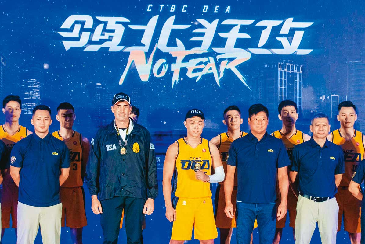 辜仲諒（前右2）2021年成立中信特攻、T1聯盟，將與PLG合組新聯盟。（翻攝維基百科）