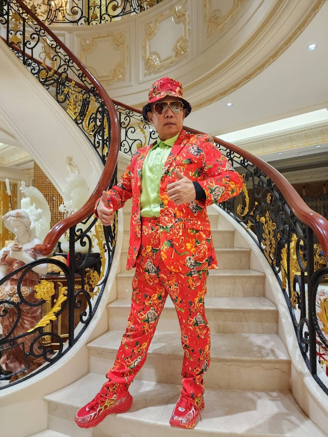 《紐約時報》形容，胡漢龑打造的家族企業總部借鏡凡爾賽宮柱廊設計，氣勢磅礴。（翻攝啟德機械起重工程-股公司臉書）