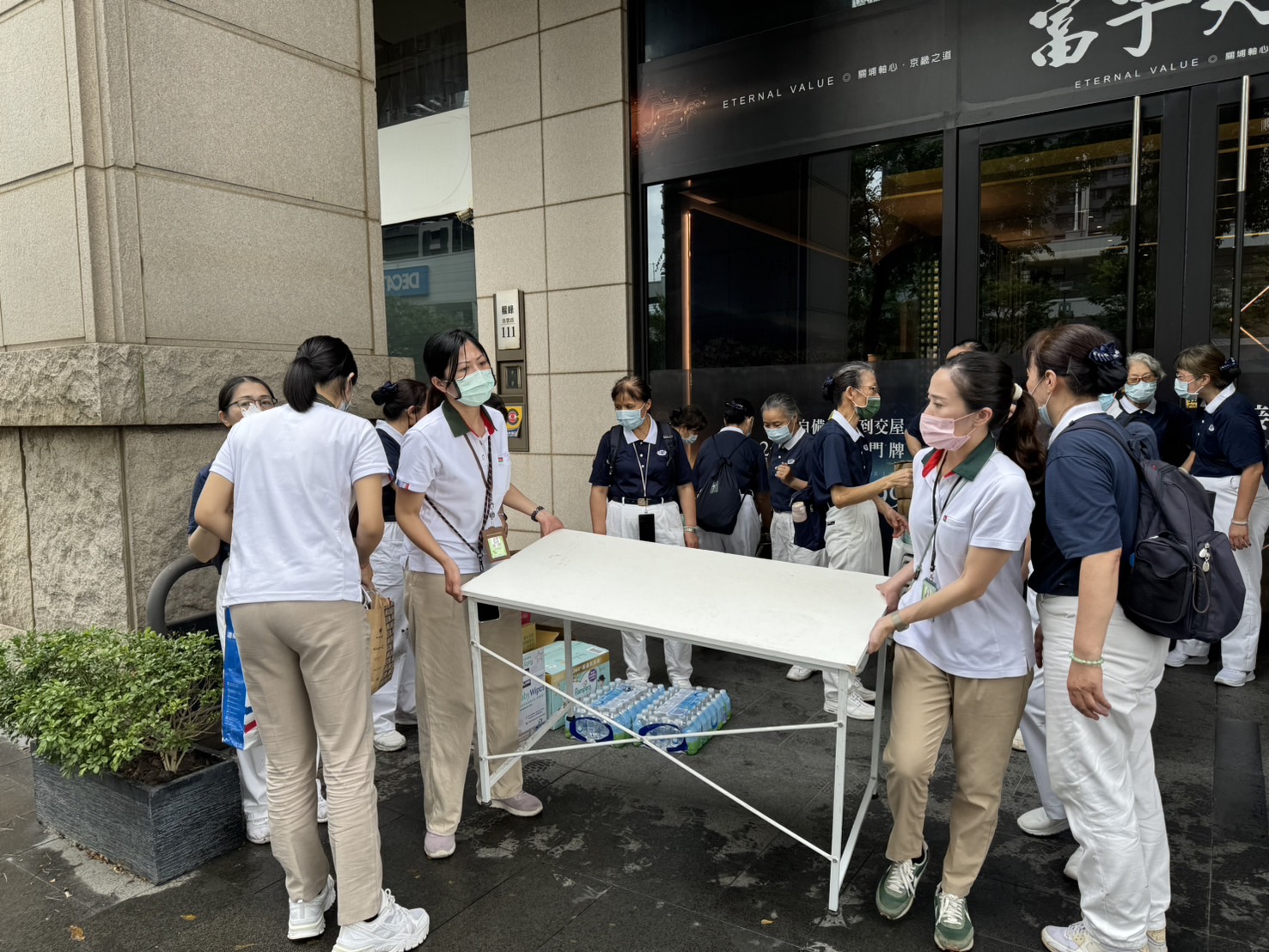發揮社區網絡功效 「晴空匯」火警信義房屋分店快速協助救災。(信義房屋提供)