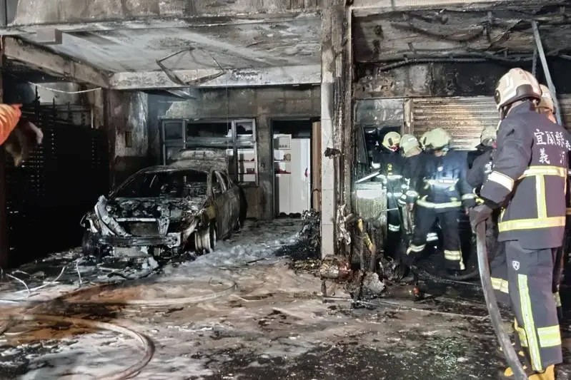 大火雖然撲滅，4棟建物付之一炬連停在門口的汽車都燒成骨架。（翻攝畫面）