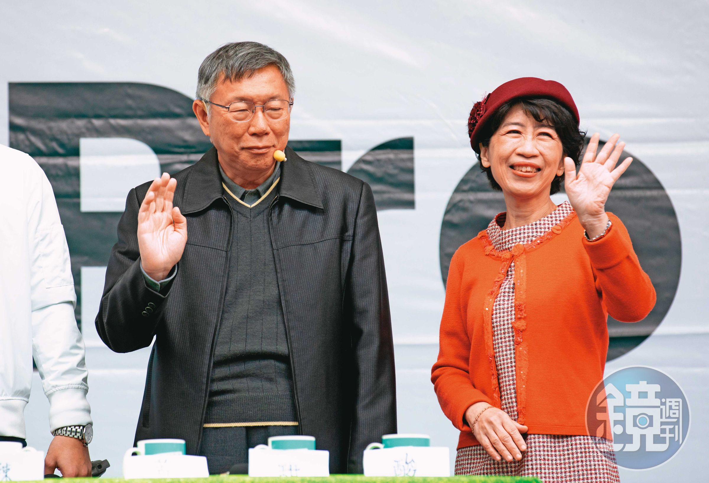 柯文哲（左）的醫生妻子陳佩琪（右）在公職期間用人頭開公司，恐涉及偽造文書或《公務人員服務法》等罪。