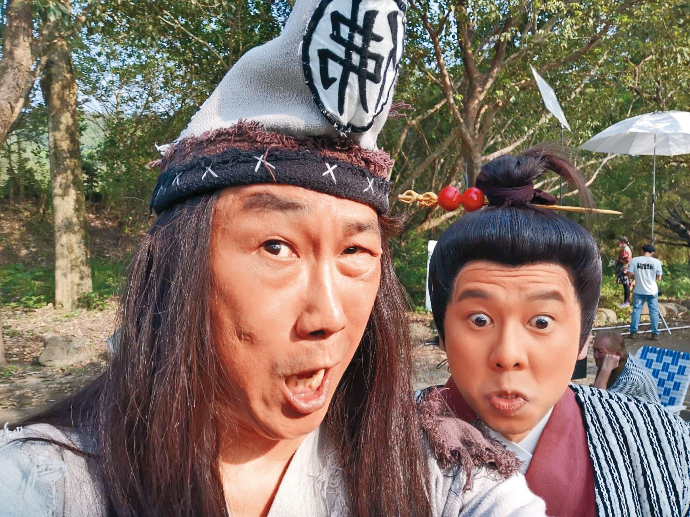阿甘(右)入行多年,演出類型很多,曾在《戲說台灣》和薛志正(左)搭檔演出。(翻攝自阿甘臉書)