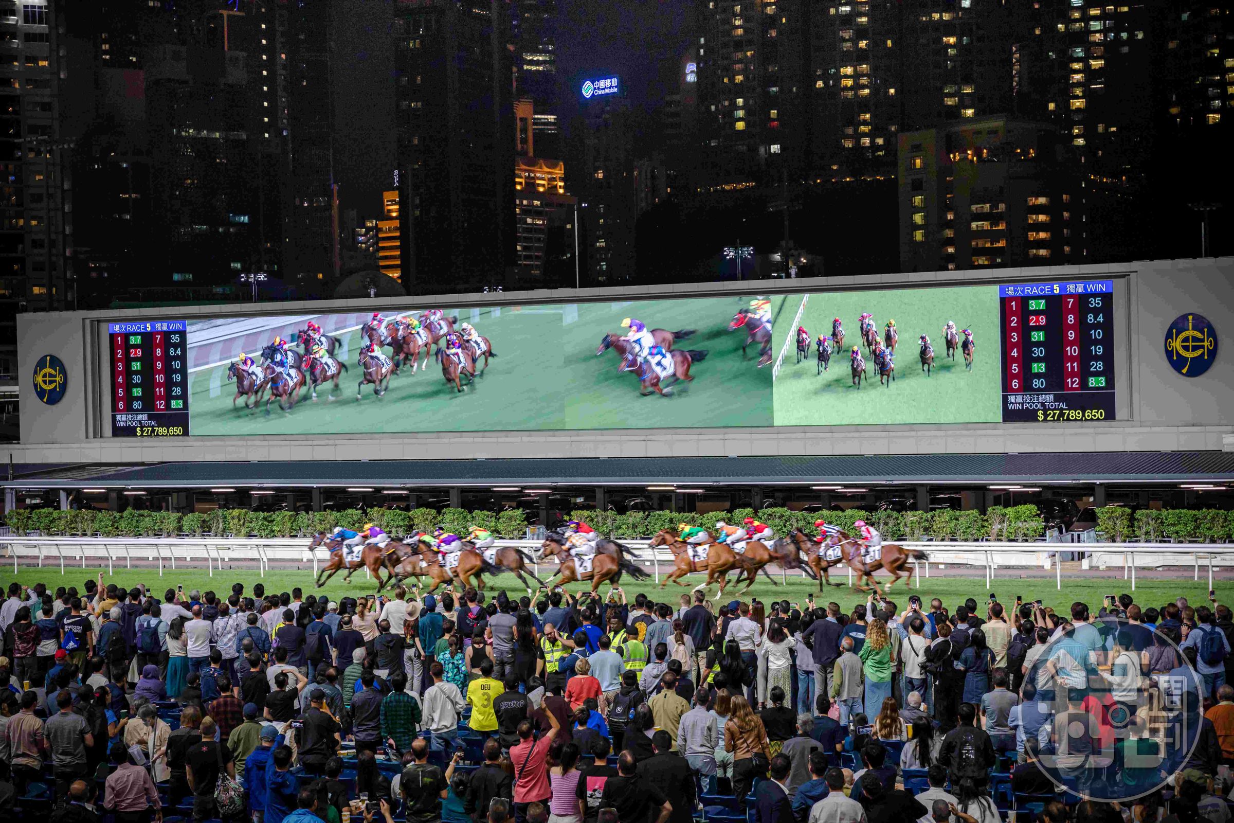 每週三在跑馬地馬場上演的夜間賽馬,是香港人過小週末的狂歡派對。