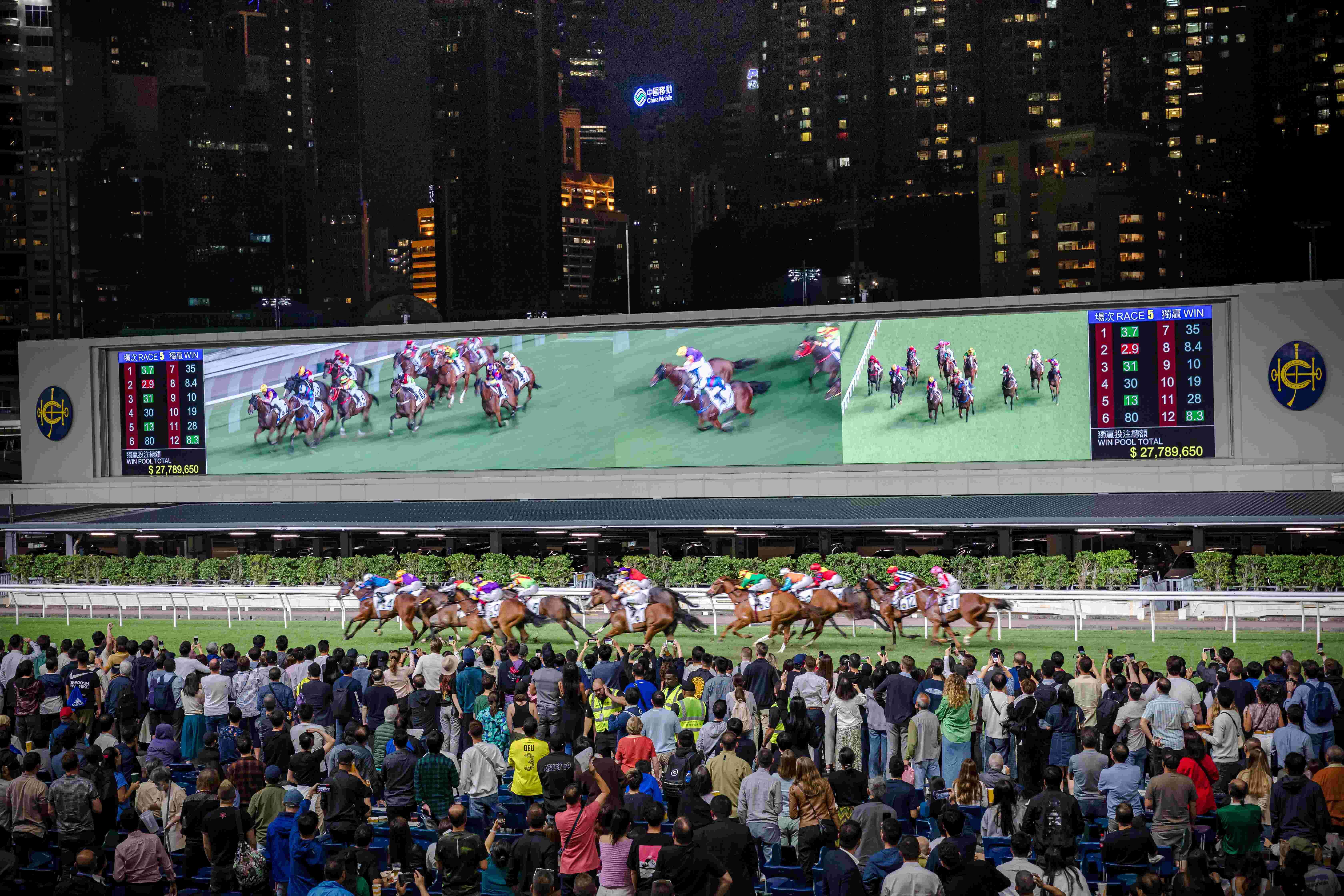 每週三在跑馬地馬場上演的夜間賽馬，是香港人過小週末的狂歡派對。