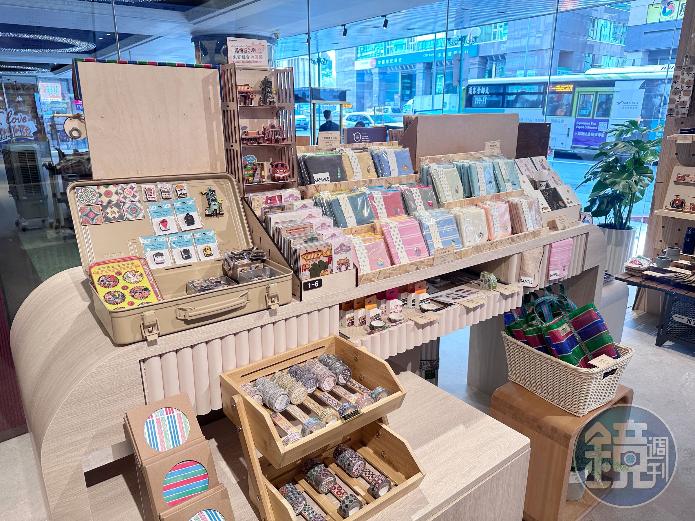 在地精緻選品則有台灣風格城市啤酒杯、插畫明信片、花磚磁鐵、復古茄芷袋、復古風存錢筒等。