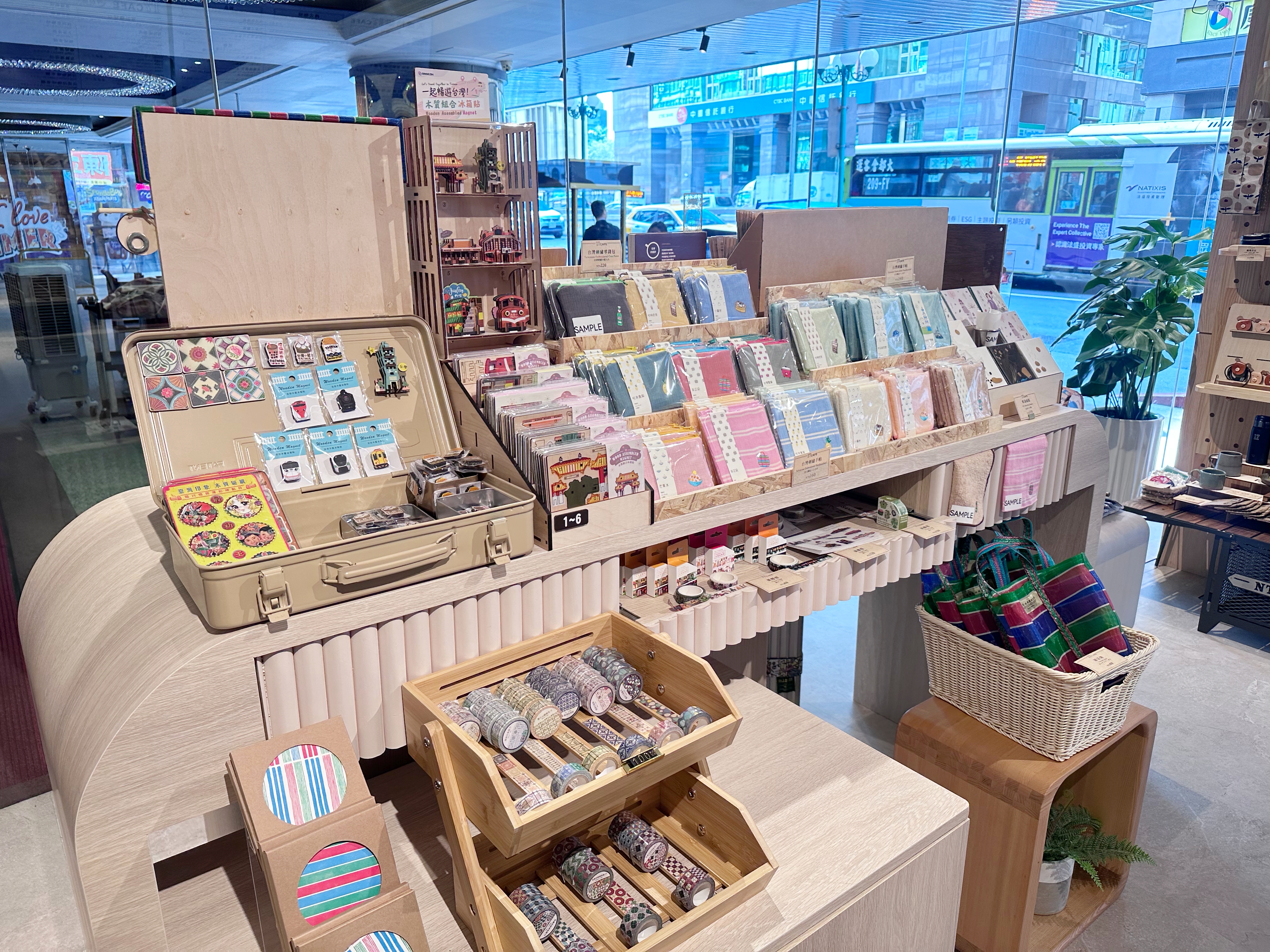 在地精緻選品則有台灣風格城市啤酒杯、插畫明信片、花磚磁鐵、復古茄芷袋、復古風存錢筒等。