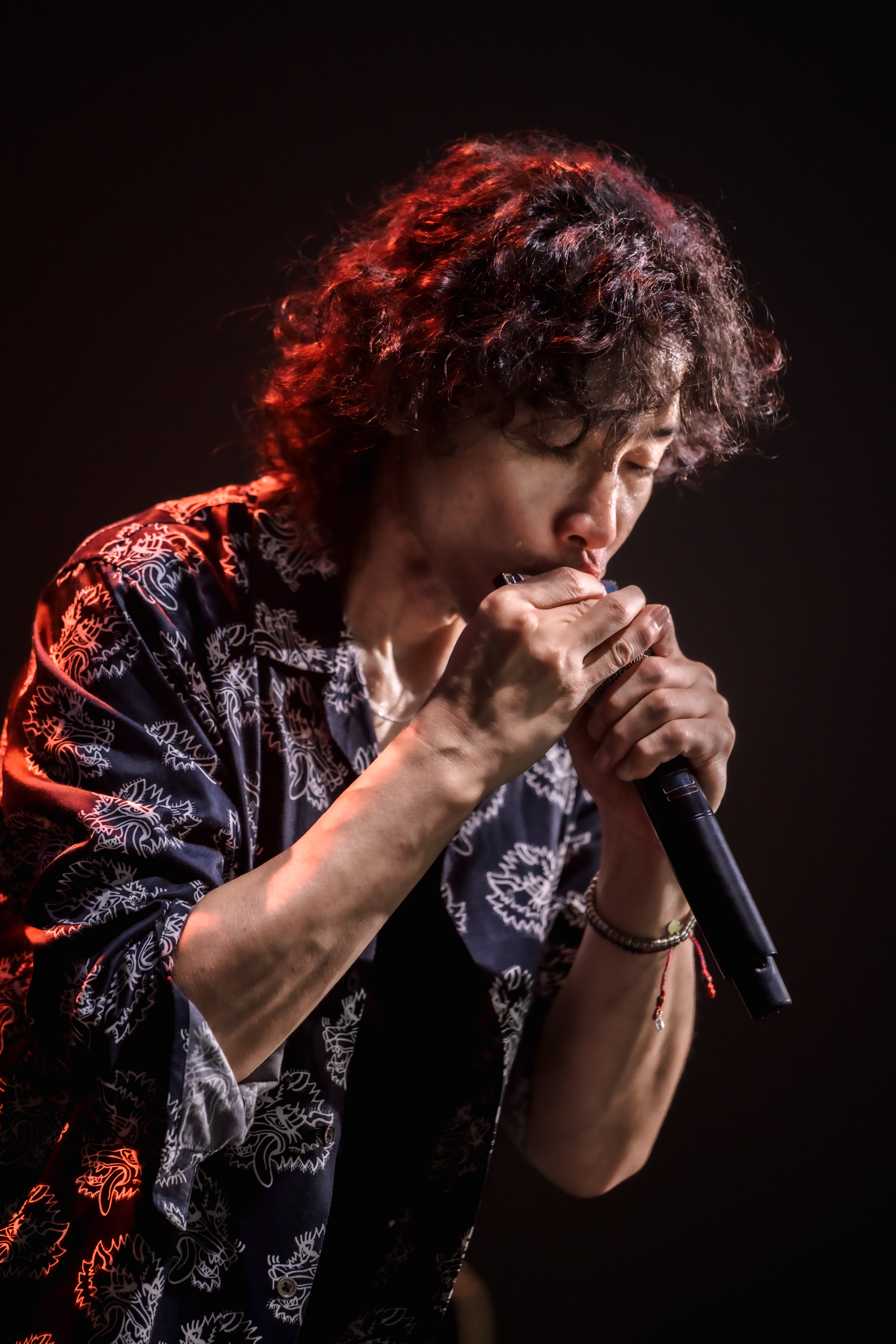 不只吉他,齊藤和義邊吹口琴邊熱唱〈UNANANA〉(大鴻藝術BIG ART 提供)