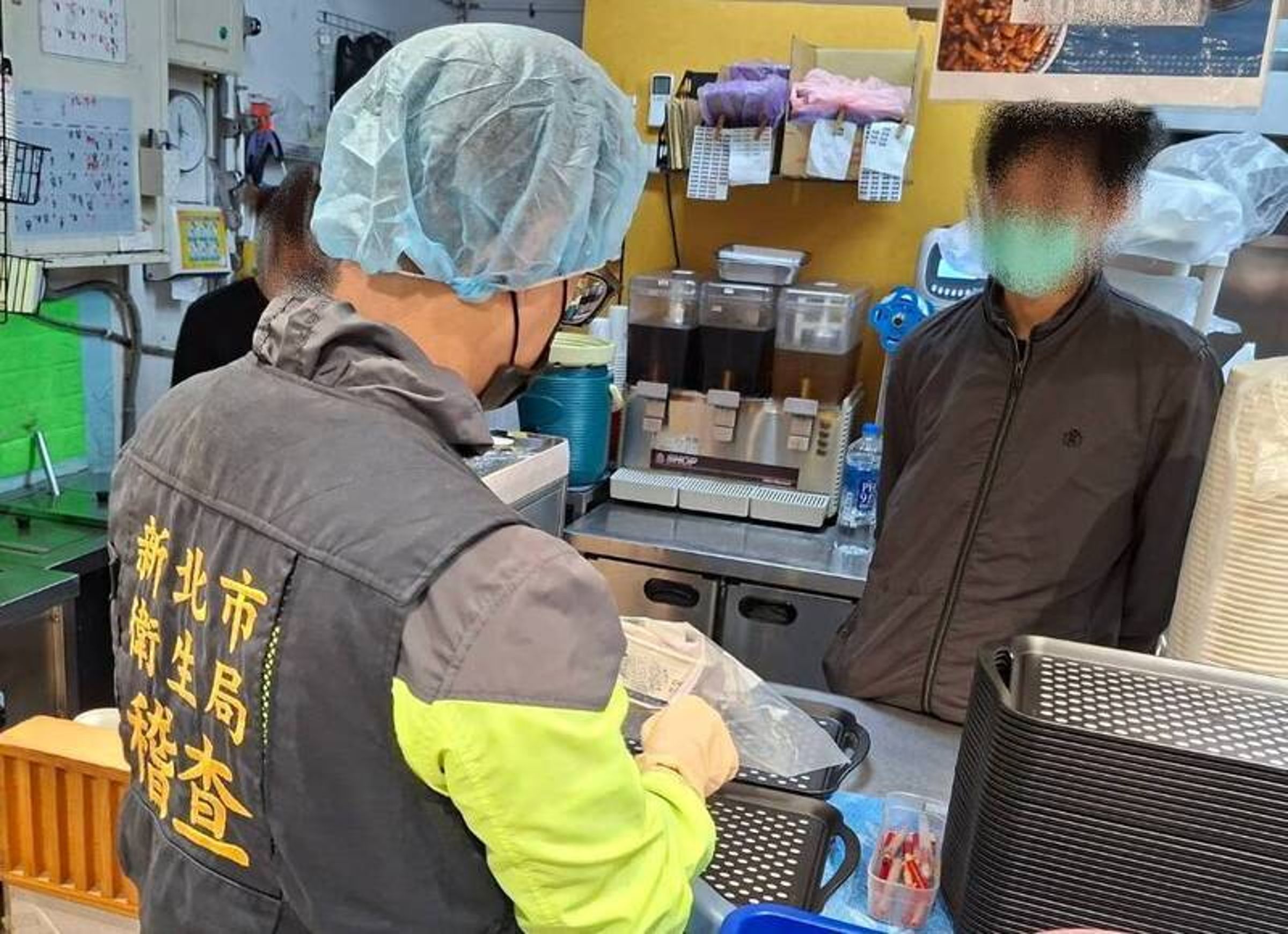新北市便當店「清六食堂」也爆食物中毒，截至今日14時已有44人就醫，目前共有5人住院。（新北市衛生局提供）