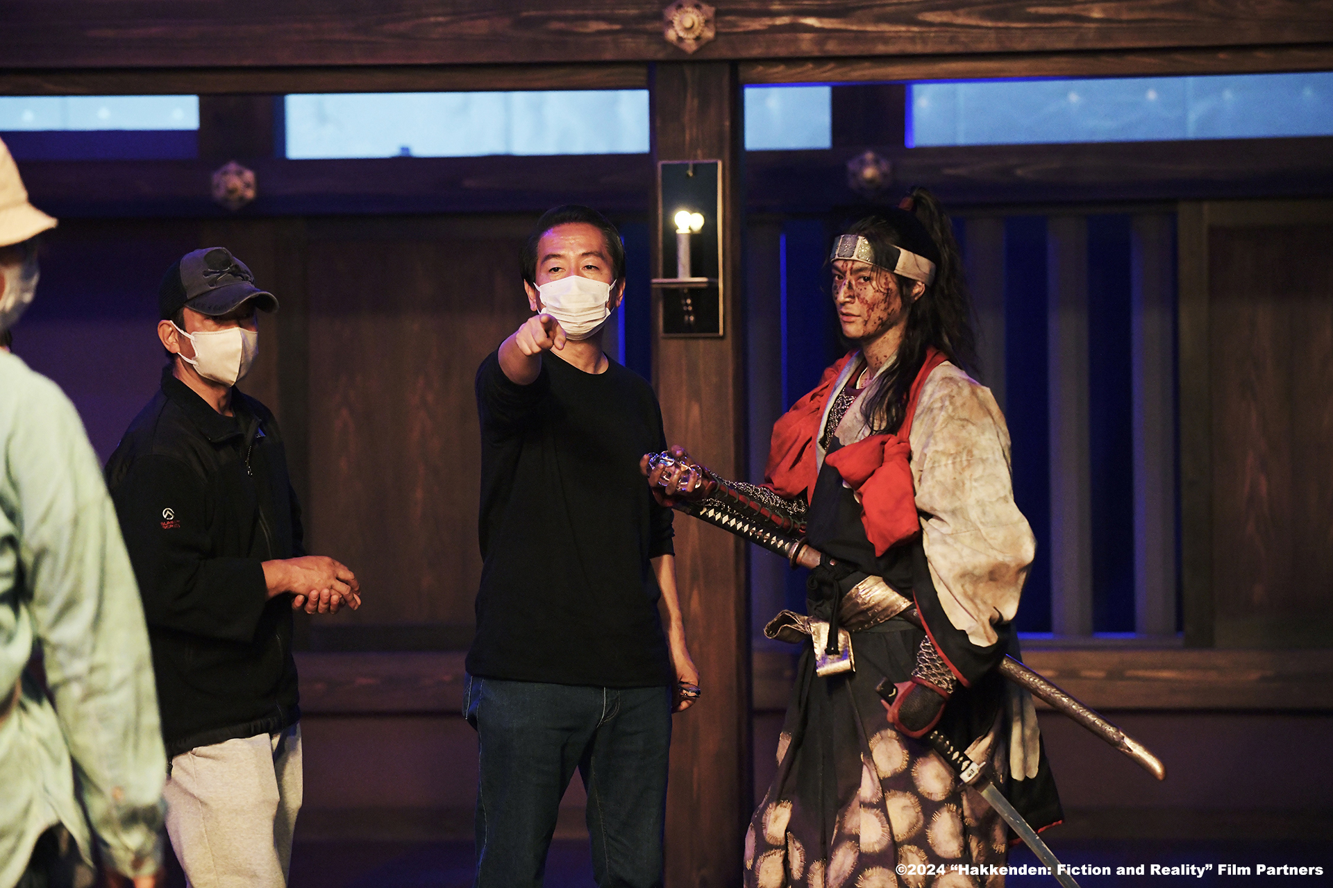 曾利文彥（左）上月與《八犬傳》中飾演役所廣司兒子的磯村勇斗來台為戲宣傳，和台灣影迷交流。（原創娛樂提供）