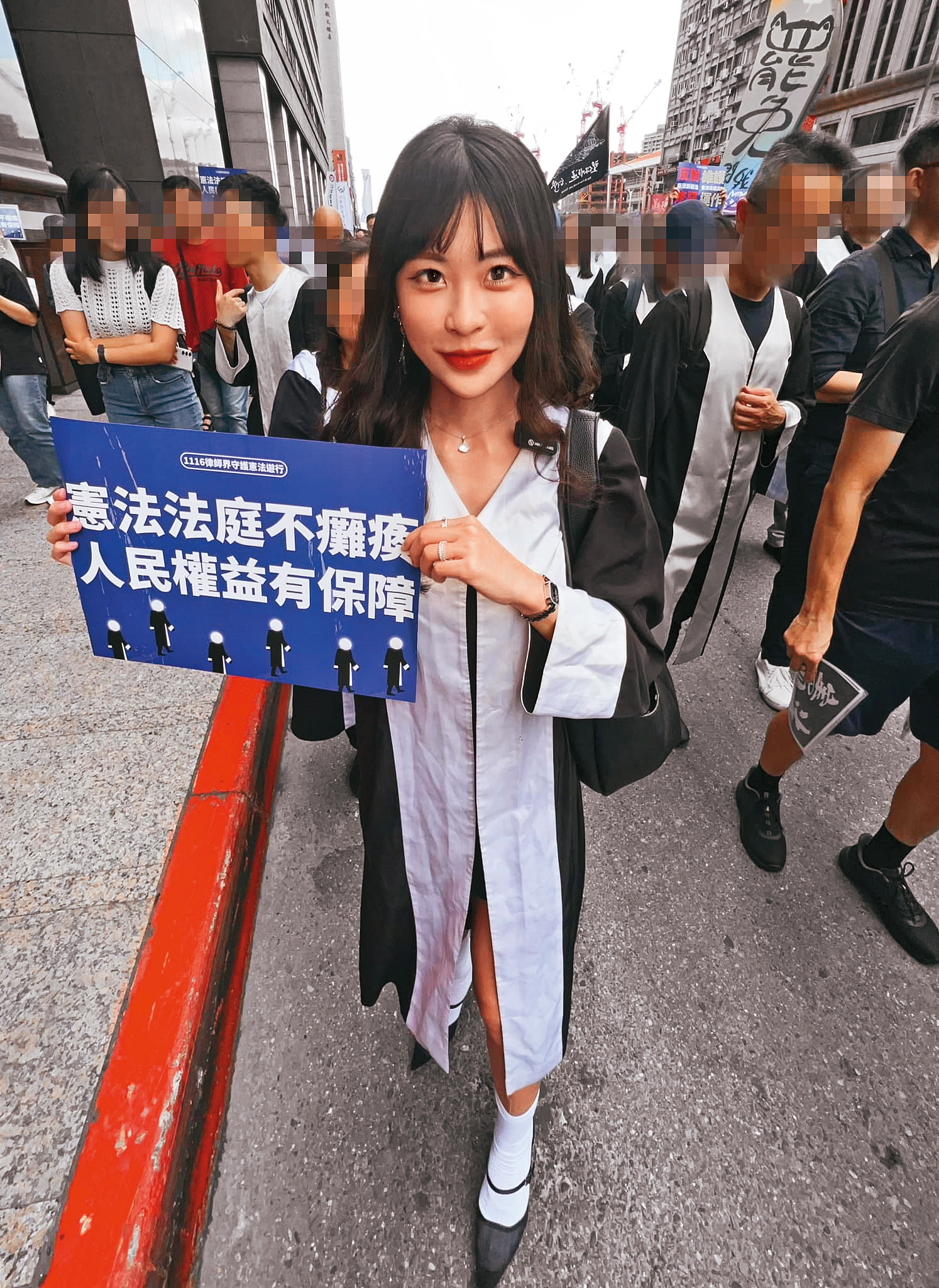 仙塔律師以美女形象走紅，曾宣稱伸張正義，卻因詐騙案而形象大跌。（翻攝自仙塔律師santa臉書）