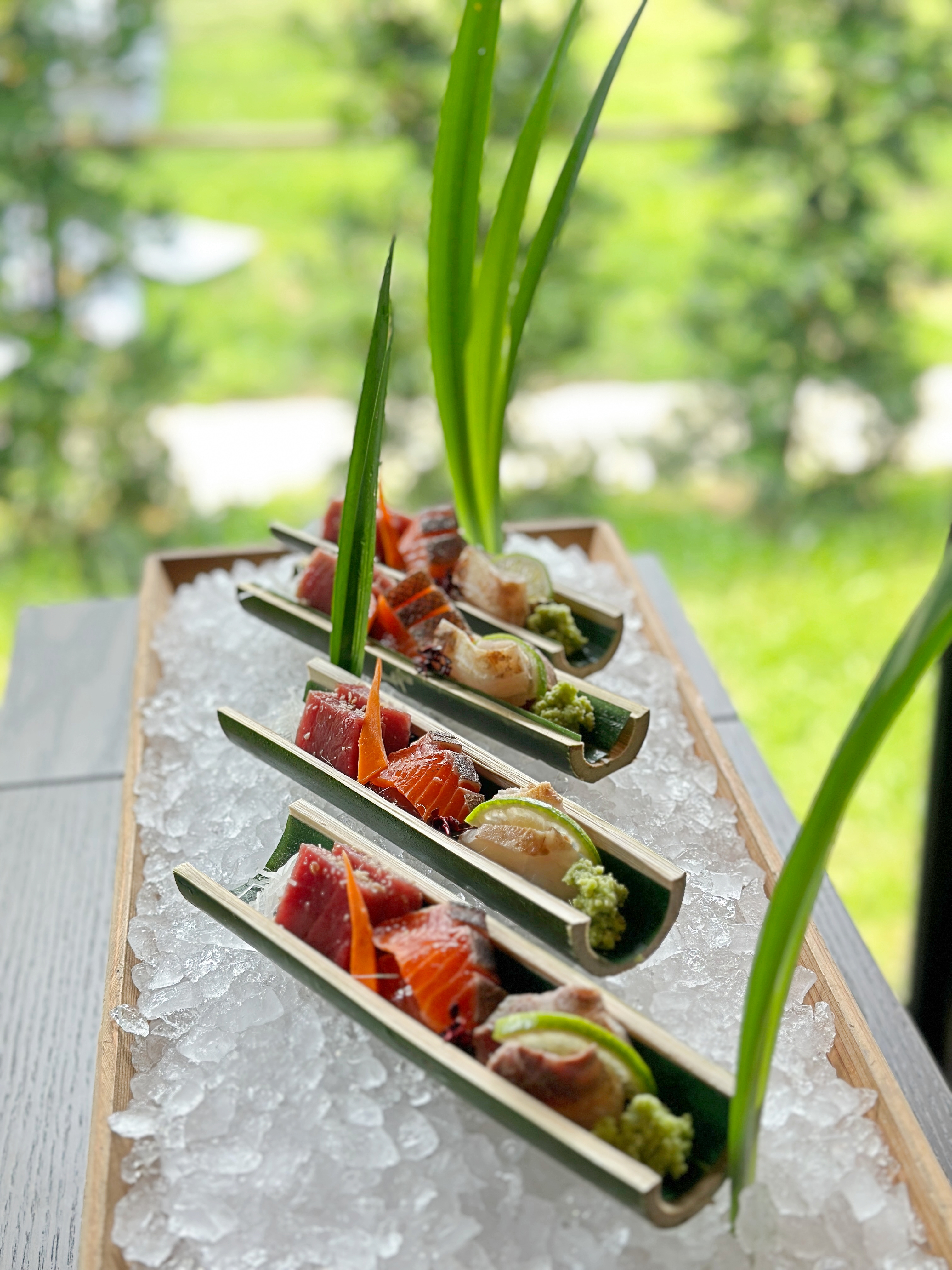 造里「特選旬魚三點盛合」依當日到店魚貨為準，若搭配紅皮魚則會炙燒後魚皮。