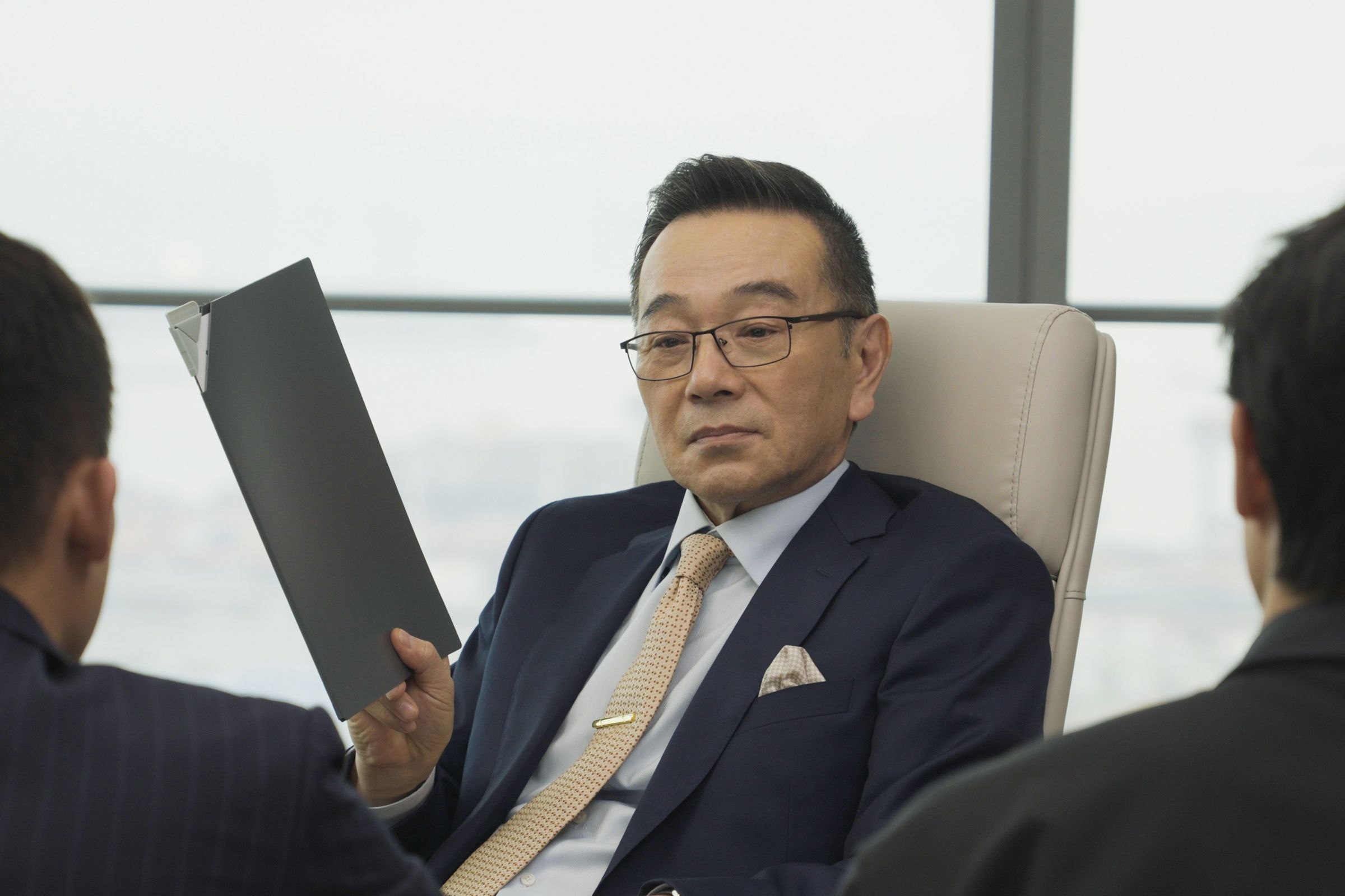 資深男星張晨光與劉以豪組成銀幕父子檔，2位來自台灣的演員在片場什麼都聊，很快就培養好默契。（華映提供）