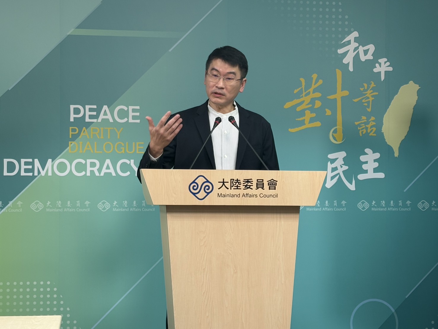 陸委會副主委梁文傑今在例行記者會上，建議館長「在那邊久住」，有助理解對岸真正的生活樣態。（本刊資料照）