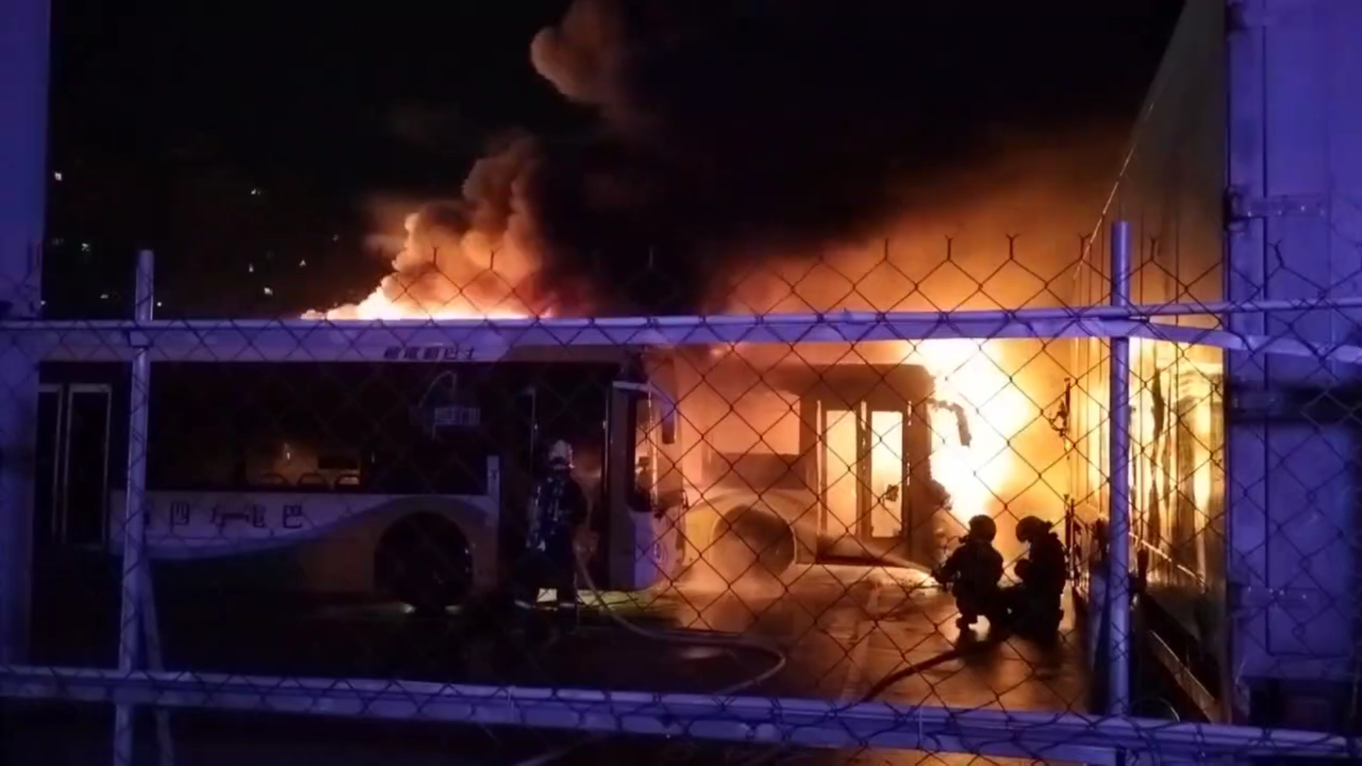 台中電動巴士連環火燒車，火勢相當猛烈。（翻攝記者爆料網）