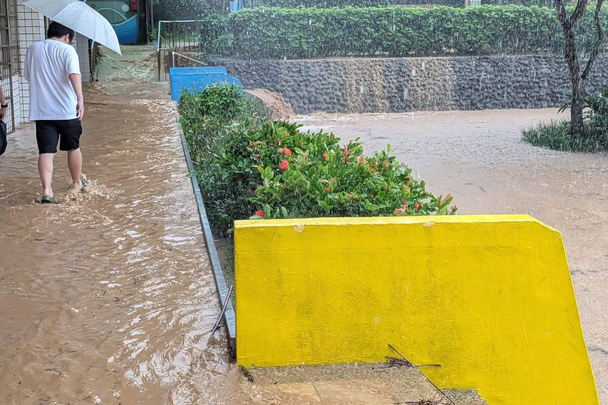 萬里區不僅時雨量破百、3小時累積雨量更突破150毫米。(翻攝自新北市立萬里國民中學臉書)