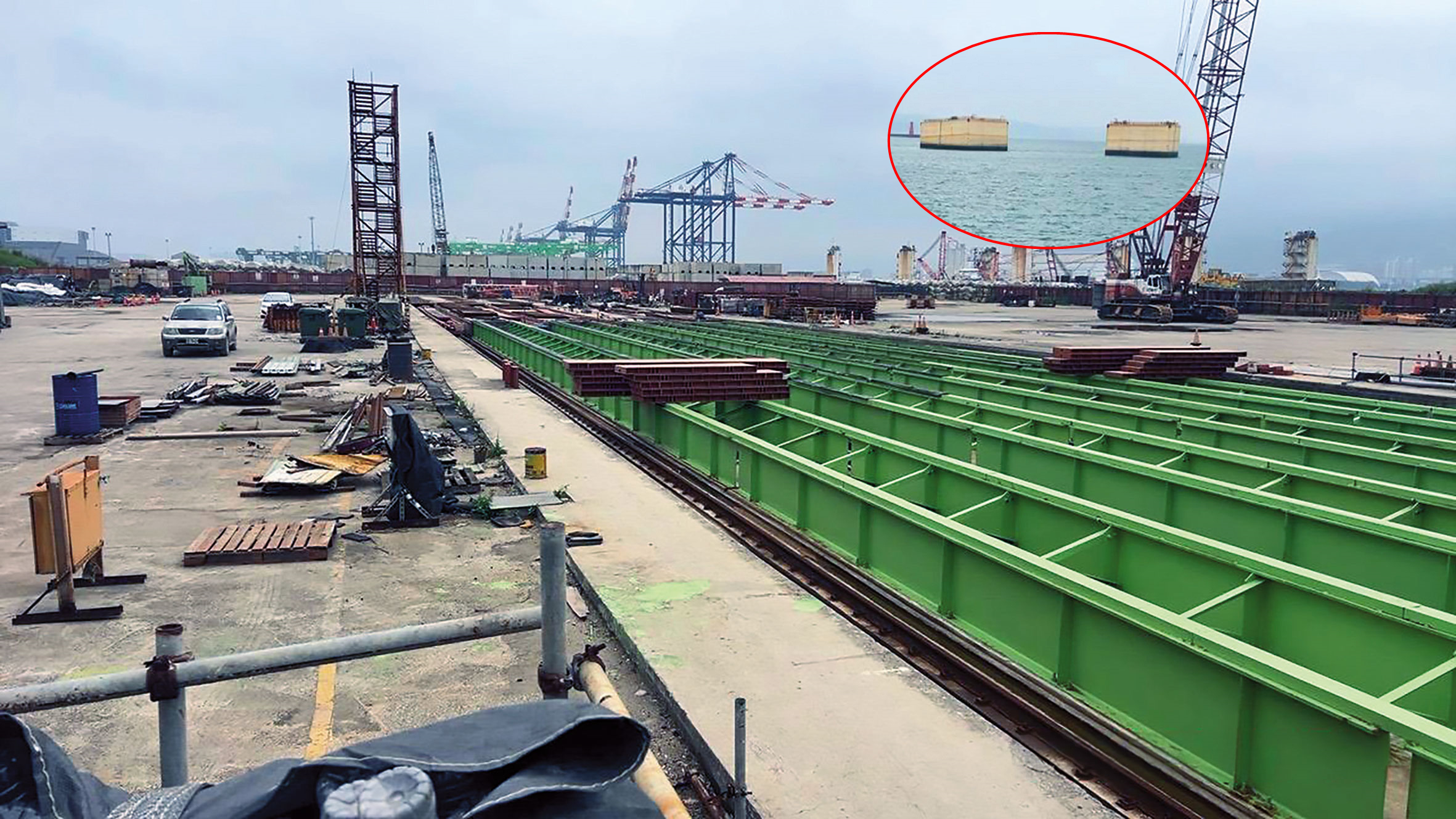 廉政署接獲檢舉指東丕營造在台北港碼頭(下圖)製作沉箱(右圖),再利用浮沉台船運送至高雄港,省下10億元支出,涉違反合約規定。(讀者提供)