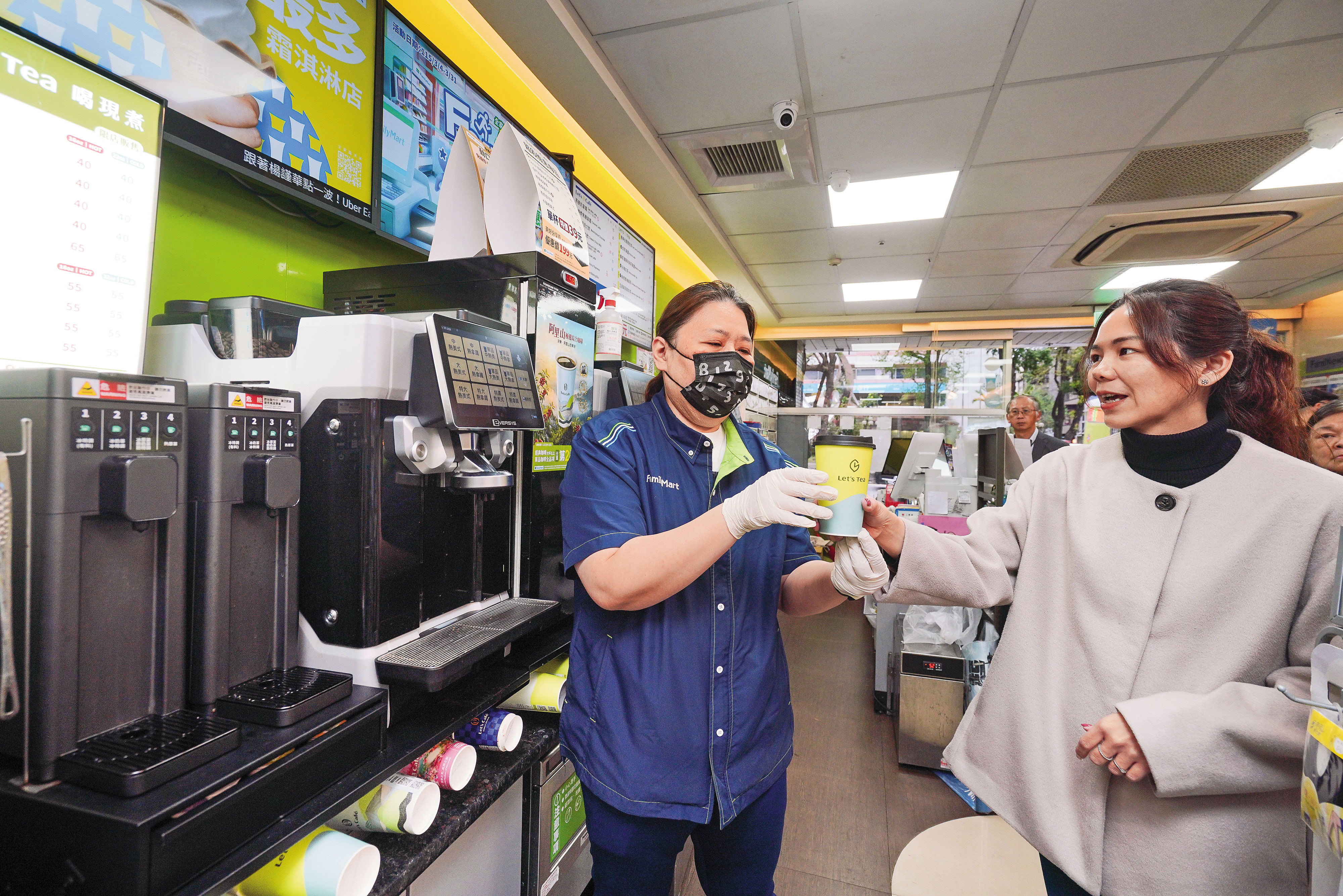 與全家便利商店合作的膠囊茶智能機，體身約14公分輕巧，不到70秒一杯現煮茶就在手上。