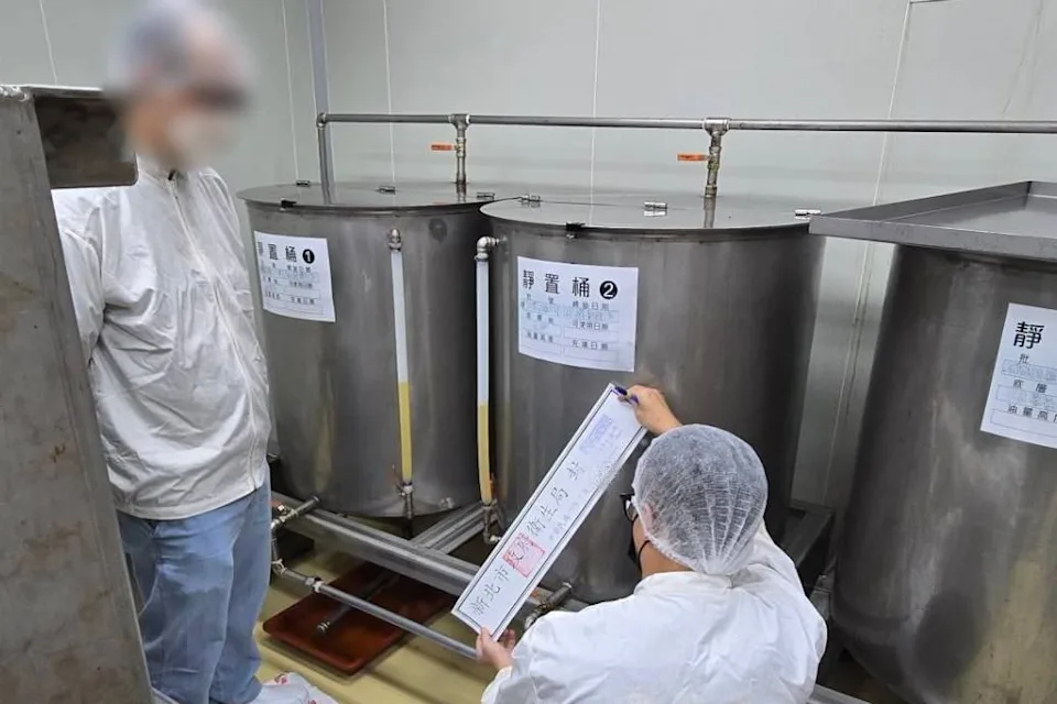 連淨綠色科技股份有限公司主動通報，指「連淨苦茶油」產品檢出苯駢芘超標，目前相關通路已暫停販售該產品，並啟動下架回收作業。（新北市衛生局提供）