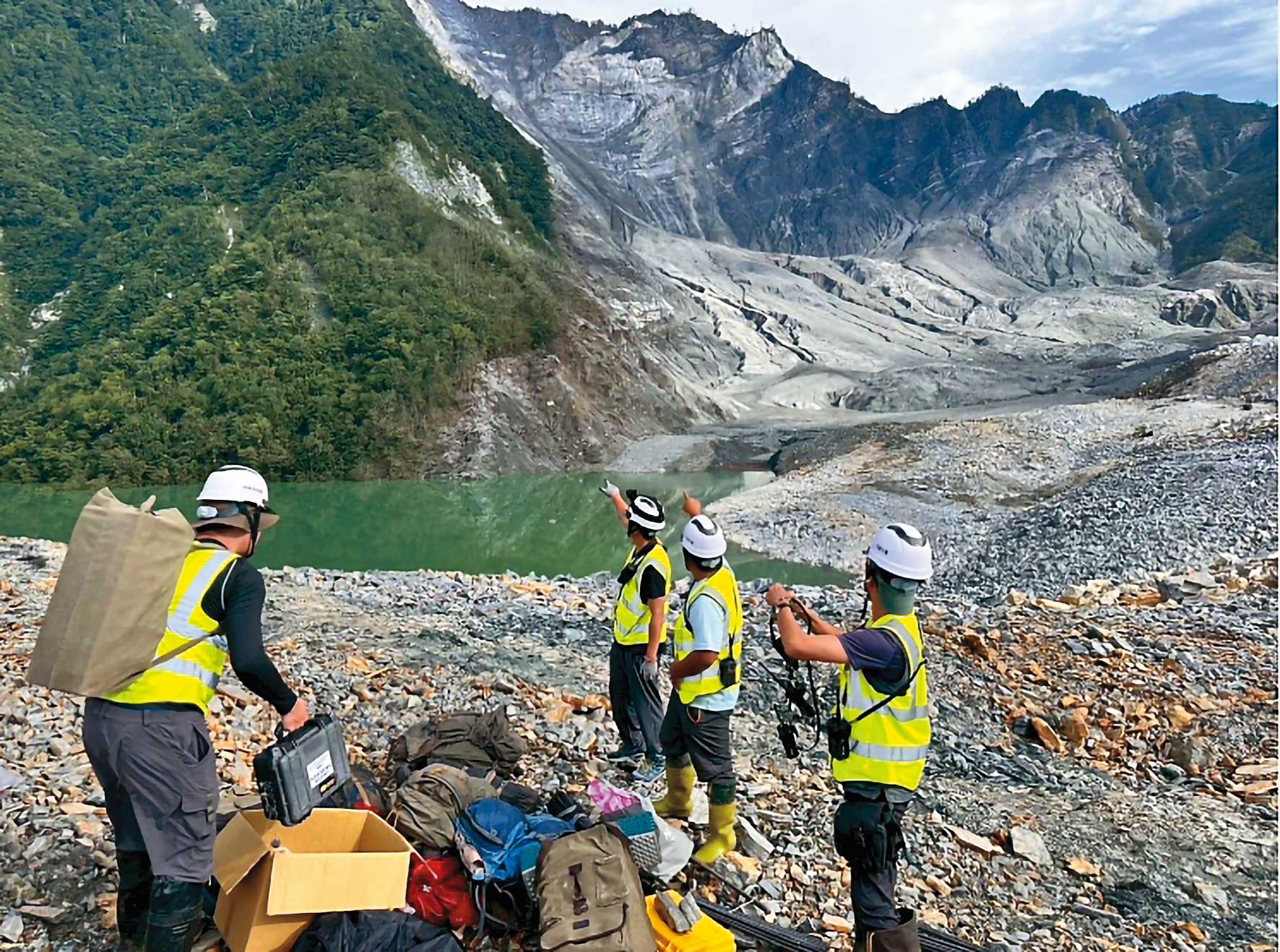 監測人員前往馬太鞍溪堰塞湖勘查，研擬因應對策。（翻攝馬太鞍溪堰塞湖監測紀實官網）