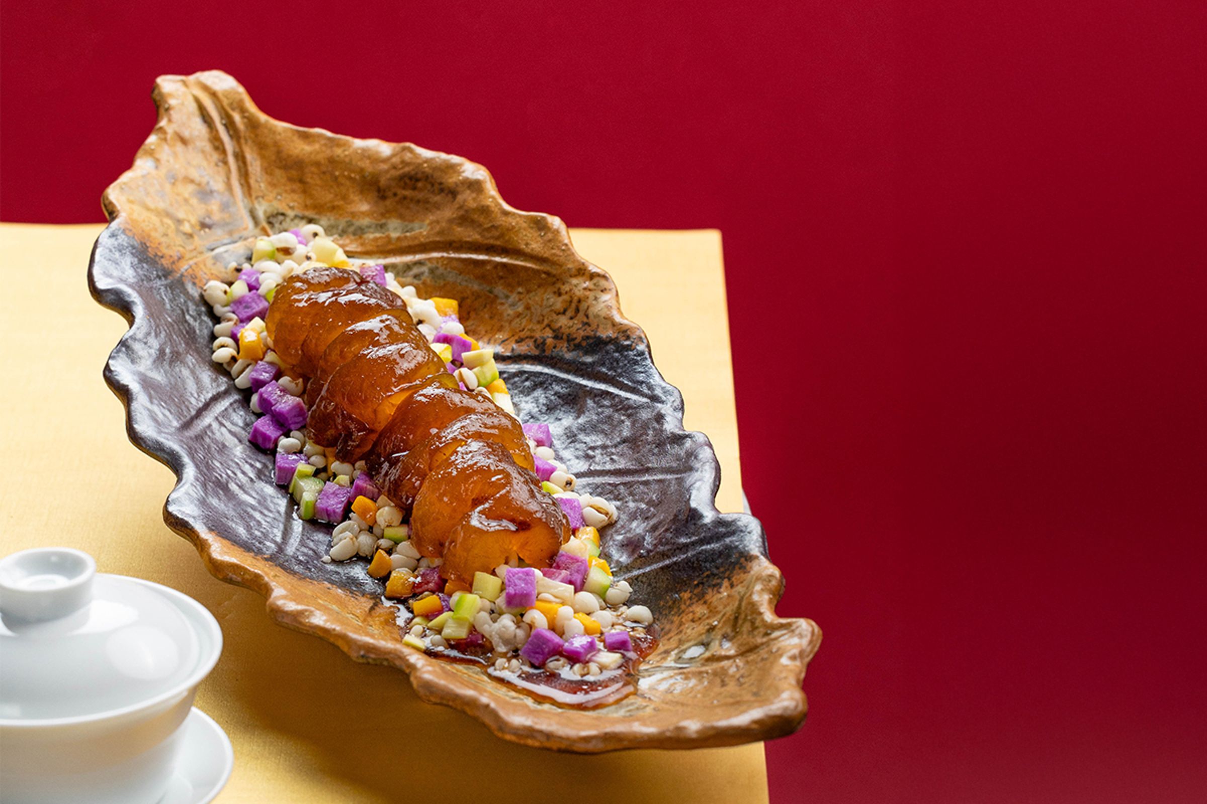 「肉末薏米燒海參」融合乾貨與五行蔬食,軟糯與清爽交織,展現粵菜養生底蘊。