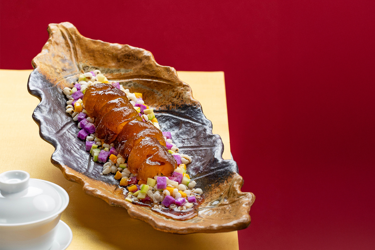 「肉末薏米燒海參」融合乾貨與五行蔬食，軟糯與清爽交織，展現粵菜養生底蘊。