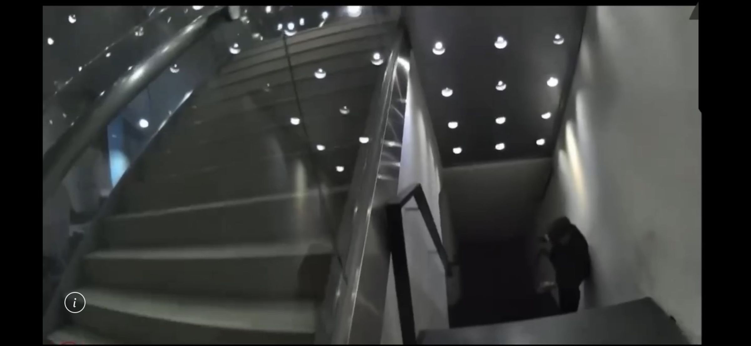 警方獲報到場，在現場逮捕涉案的少年少女，帶回警局偵訊。（翻攝畫面）