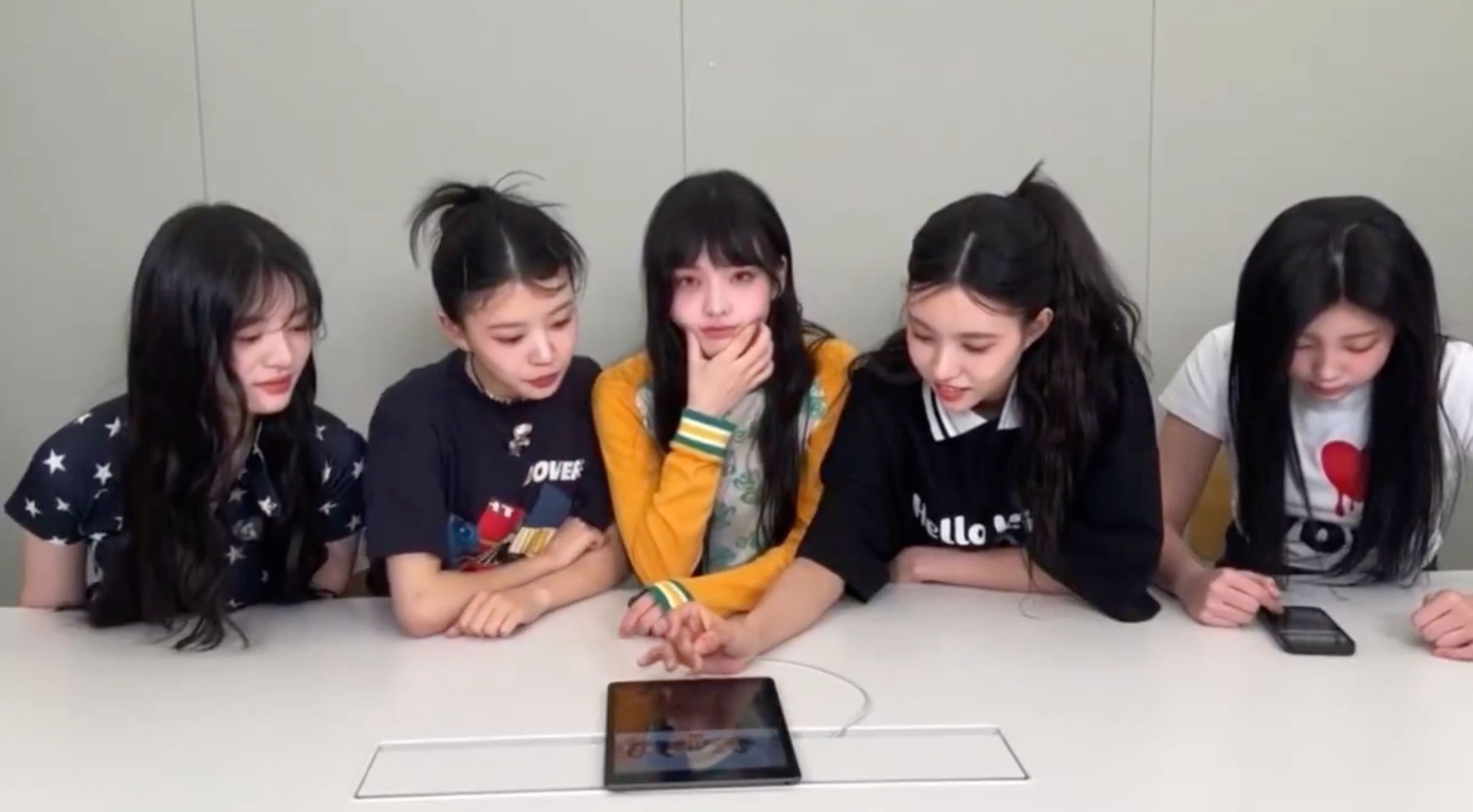 ILLIT昨(14日)開直播與粉絲互動,成員沅禧(Wonhee)的動作引起網友關注。(網路圖片)