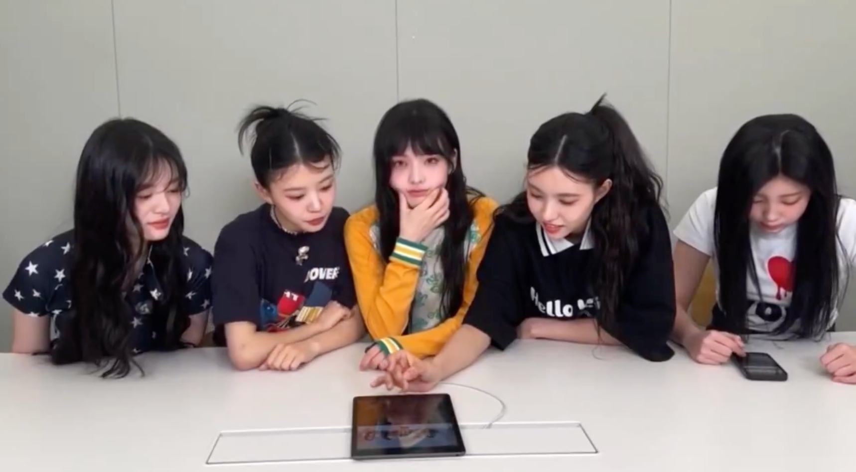 ILLIT昨（14日）開直播與粉絲互動，成員沅禧（Wonhee）的動作引起網友關注。（網路圖片）