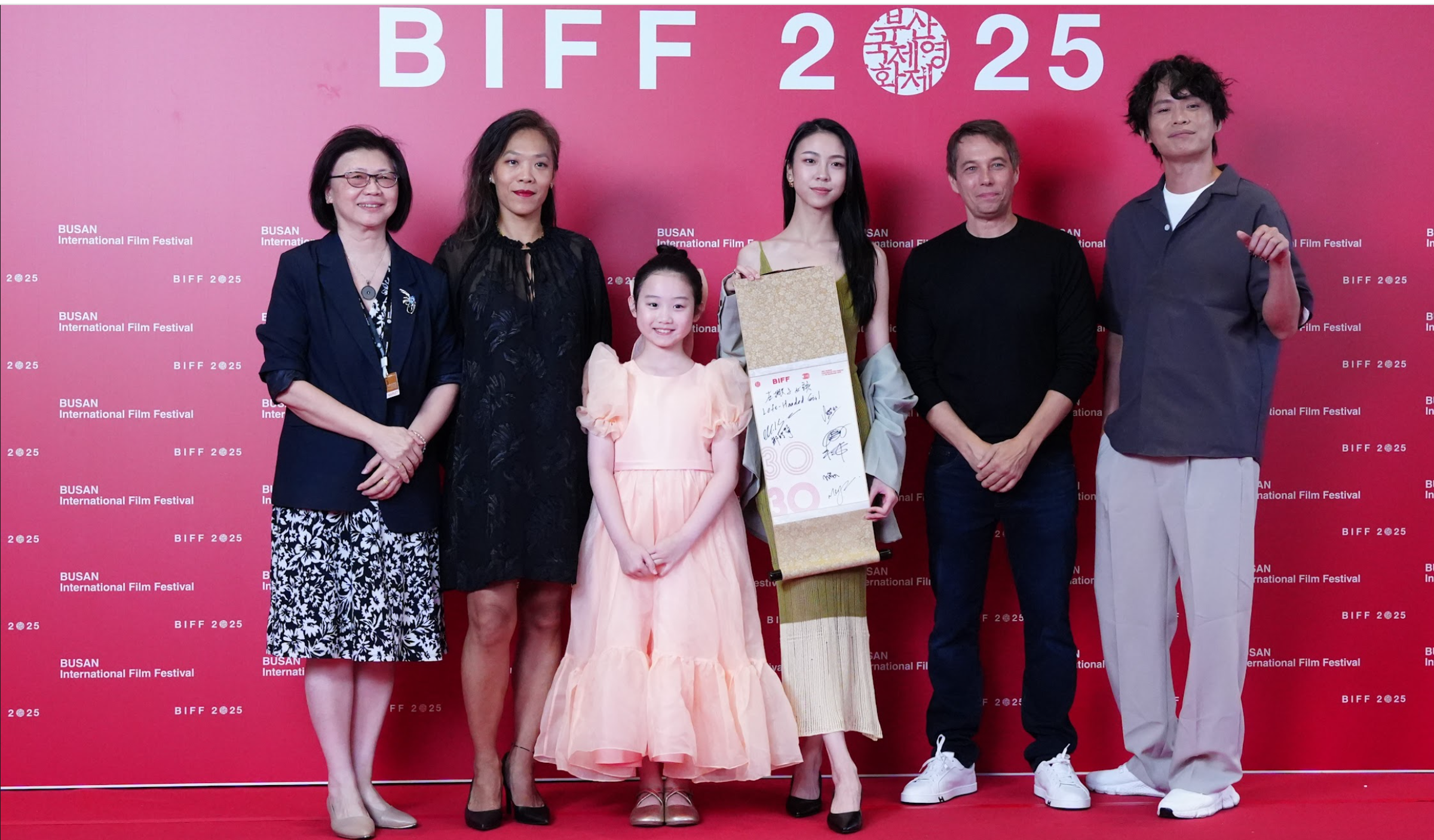 《左撇子女孩》入選釜山影展主競賽單元，左起為聯合監製饒紫娟、導演鄒時擎、演員葉子綺和馬士媛、奧斯卡導演西恩貝克和演員黃鐙輝。（光年映畫提供）