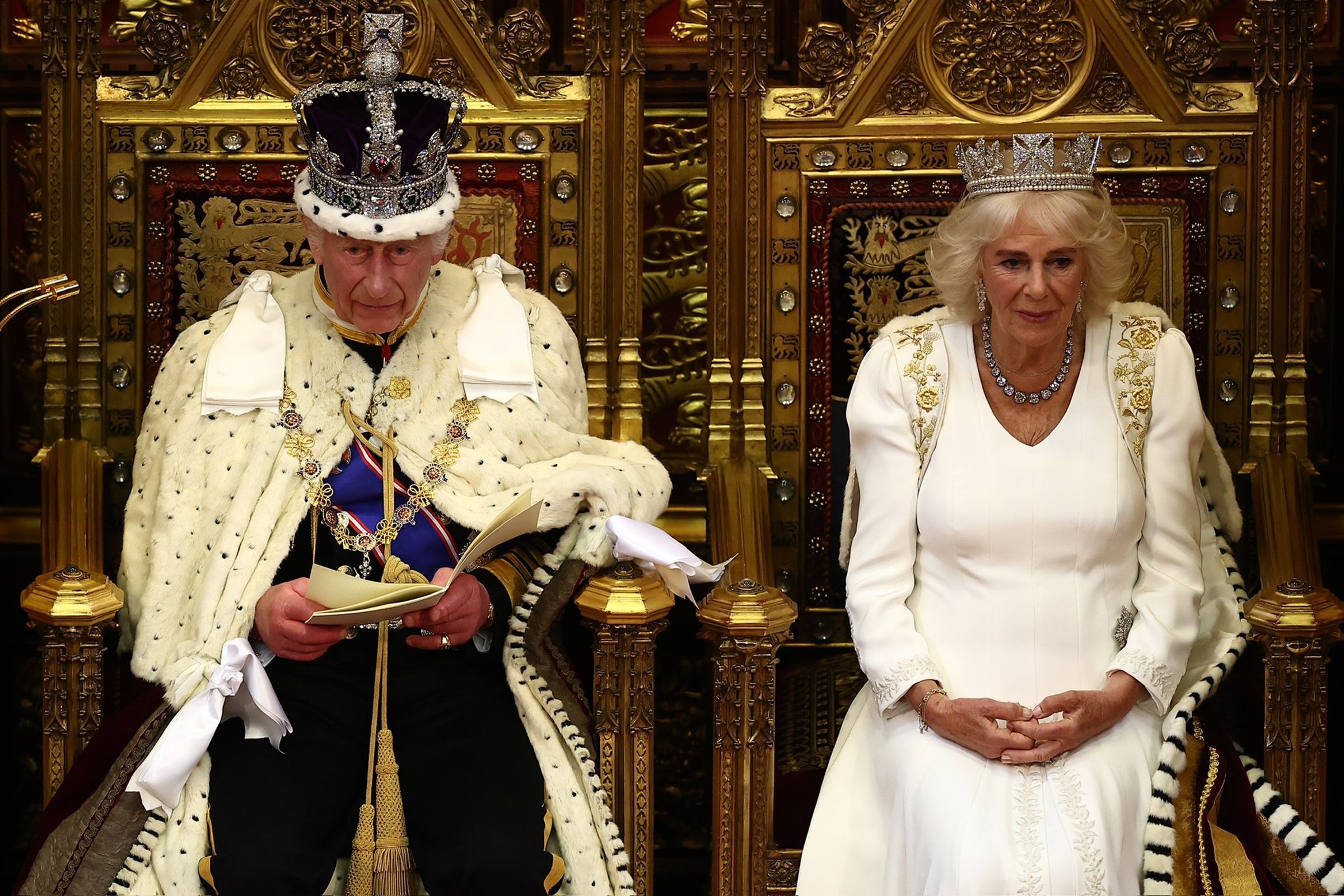 查爾斯三世(左)和卡蜜拉(右)出席國會開議大典。(翻攝The Royal Family臉書)