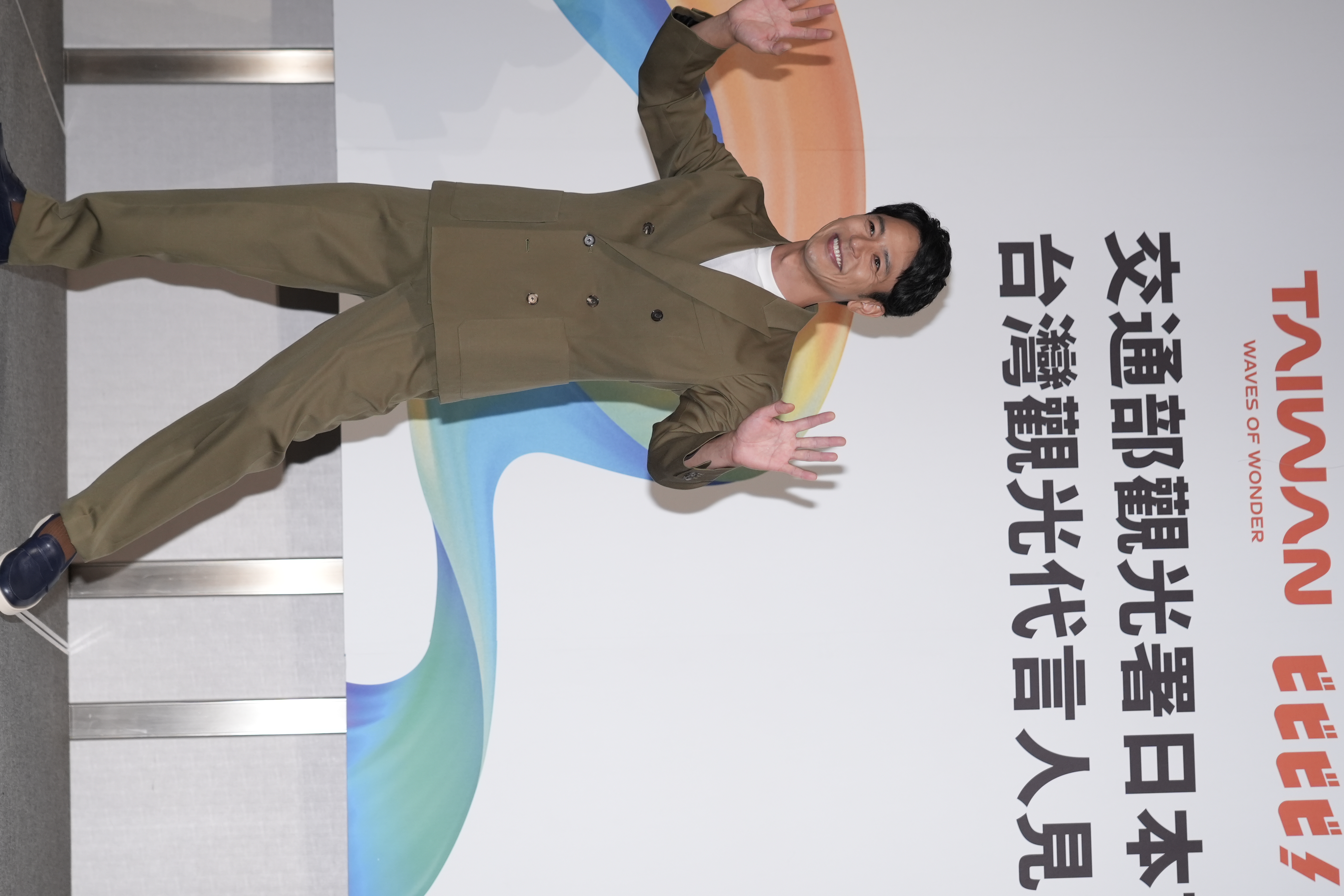 妻夫木聰擔任日本市場台灣觀光代言人,滿臉笑容向大家打招呼。