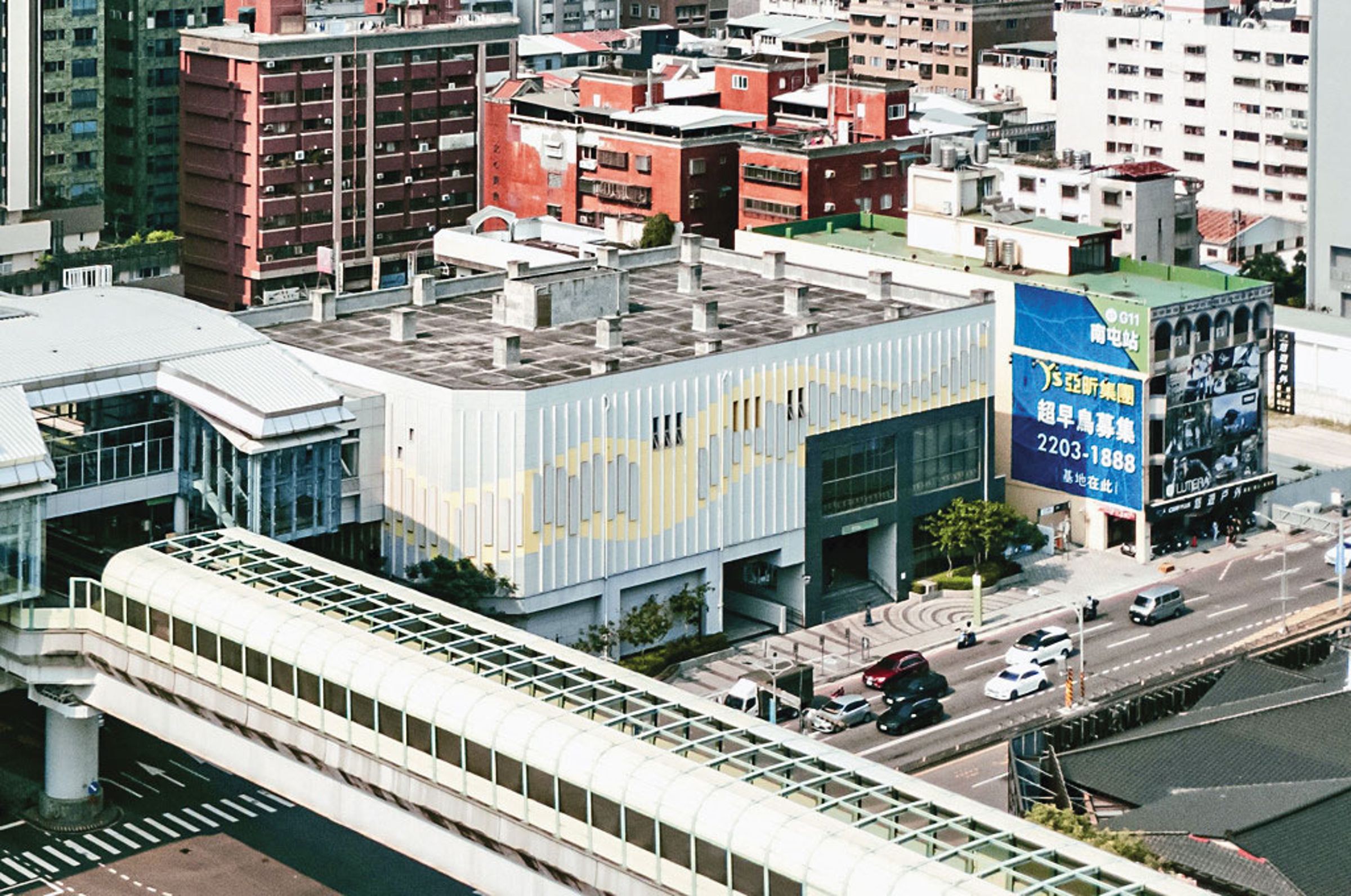 位於台中、緊鄰捷運南屯站的「亞昕織御」，開賣前每坪開價降至72萬到78萬元，1週平均看屋組數可高達上百組。（業者提供）