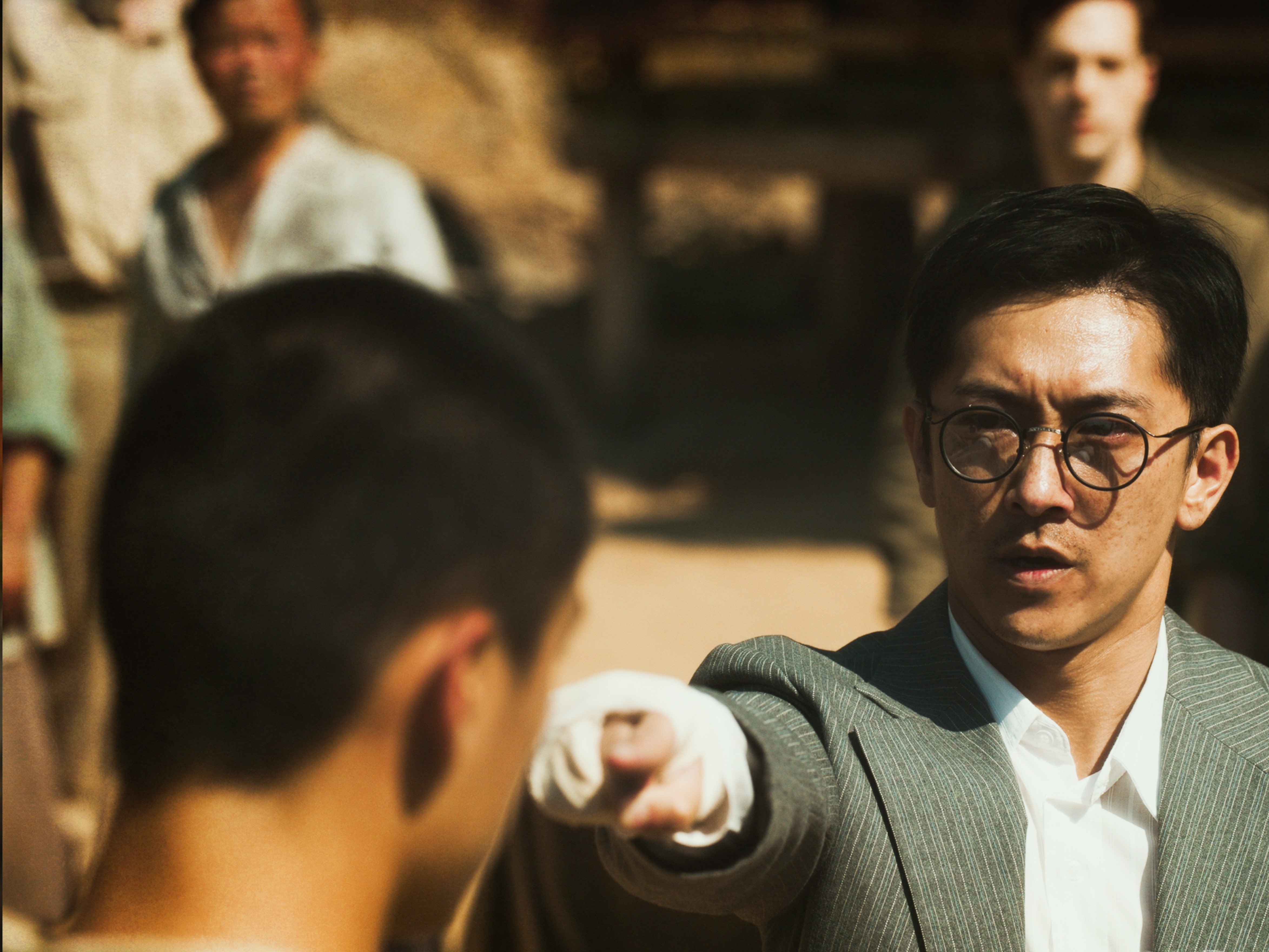 施名帥非常敬業，一個字不對味就主動要求再來一次。（聽海湧劇組提供）