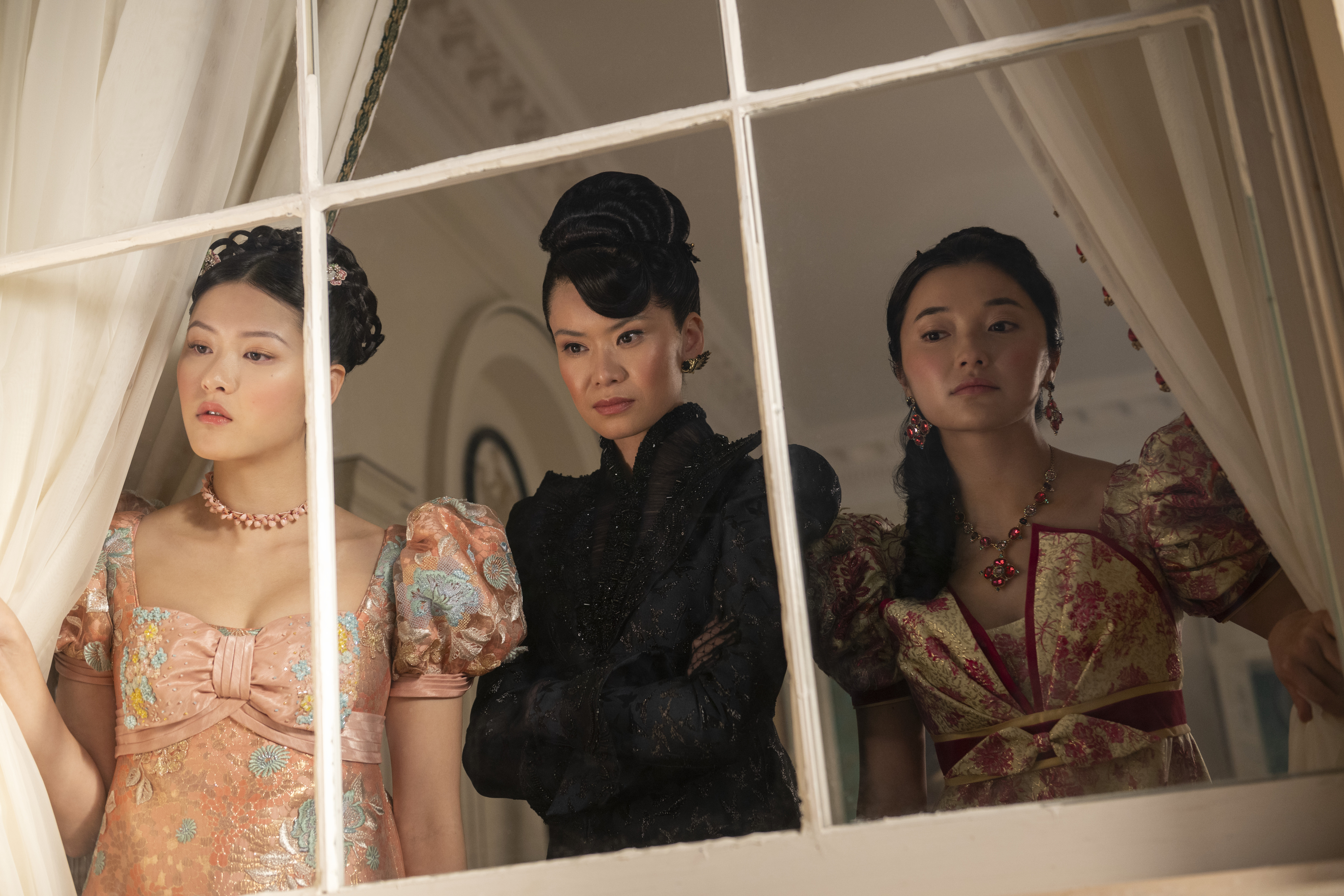 阿拉米塔岡（中）結過兩次婚、也喪夫兩次，還帶著兩個女兒，要在上流社會立足，當然想辦法給女兒找個有錢女婿。（（Netflix提供）