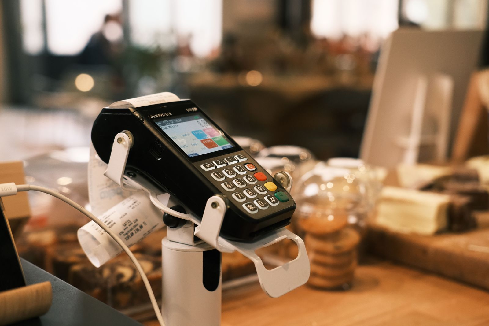 去晶華吃米其林名店...結帳「信用卡竟被偷換」 服務生隔天狠刷12萬買香奈兒!下場曝光