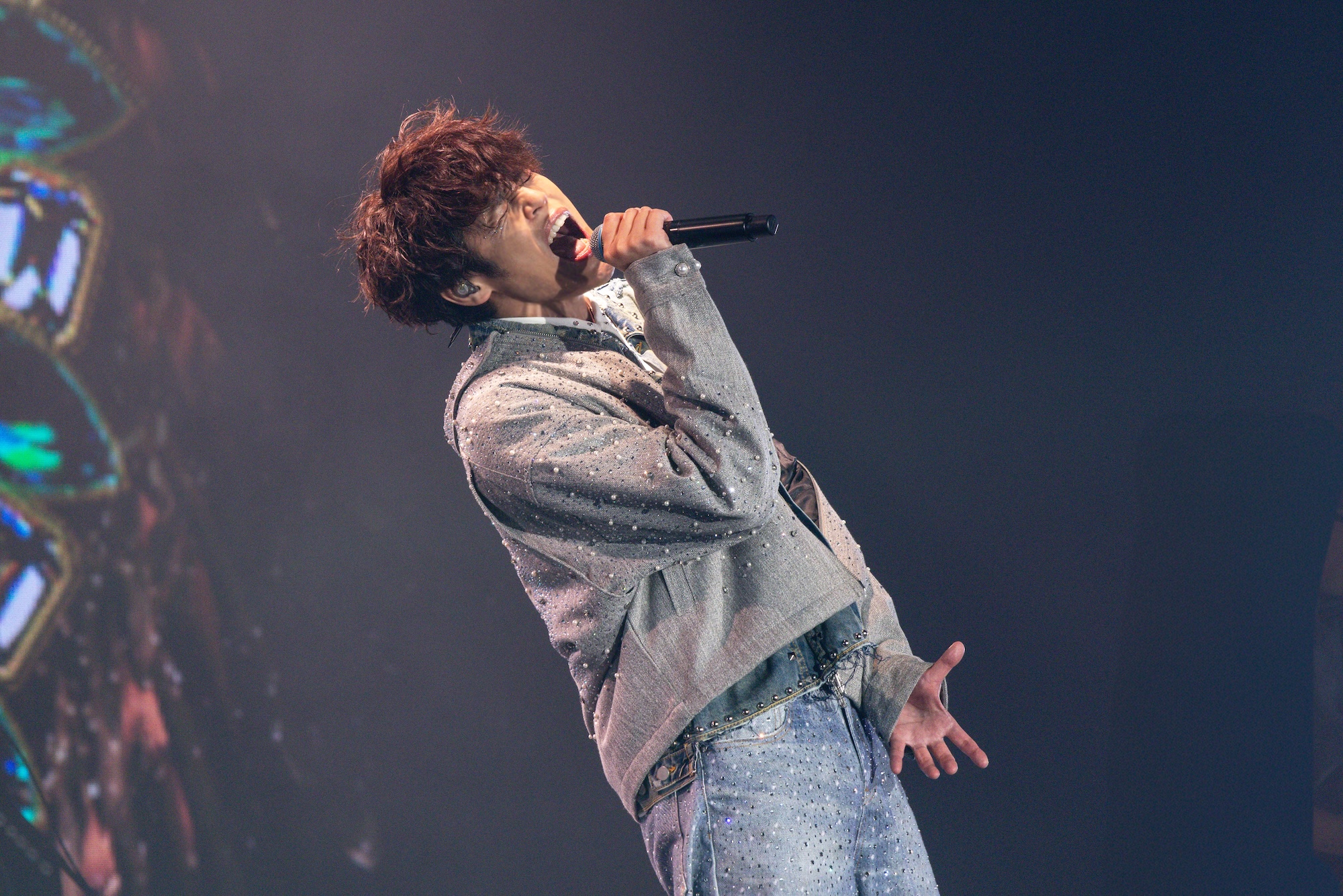 宮野真守久違來台舉辦演唱會，無懼寒流短袖短褲登台。（雅慕斯娛樂提供）