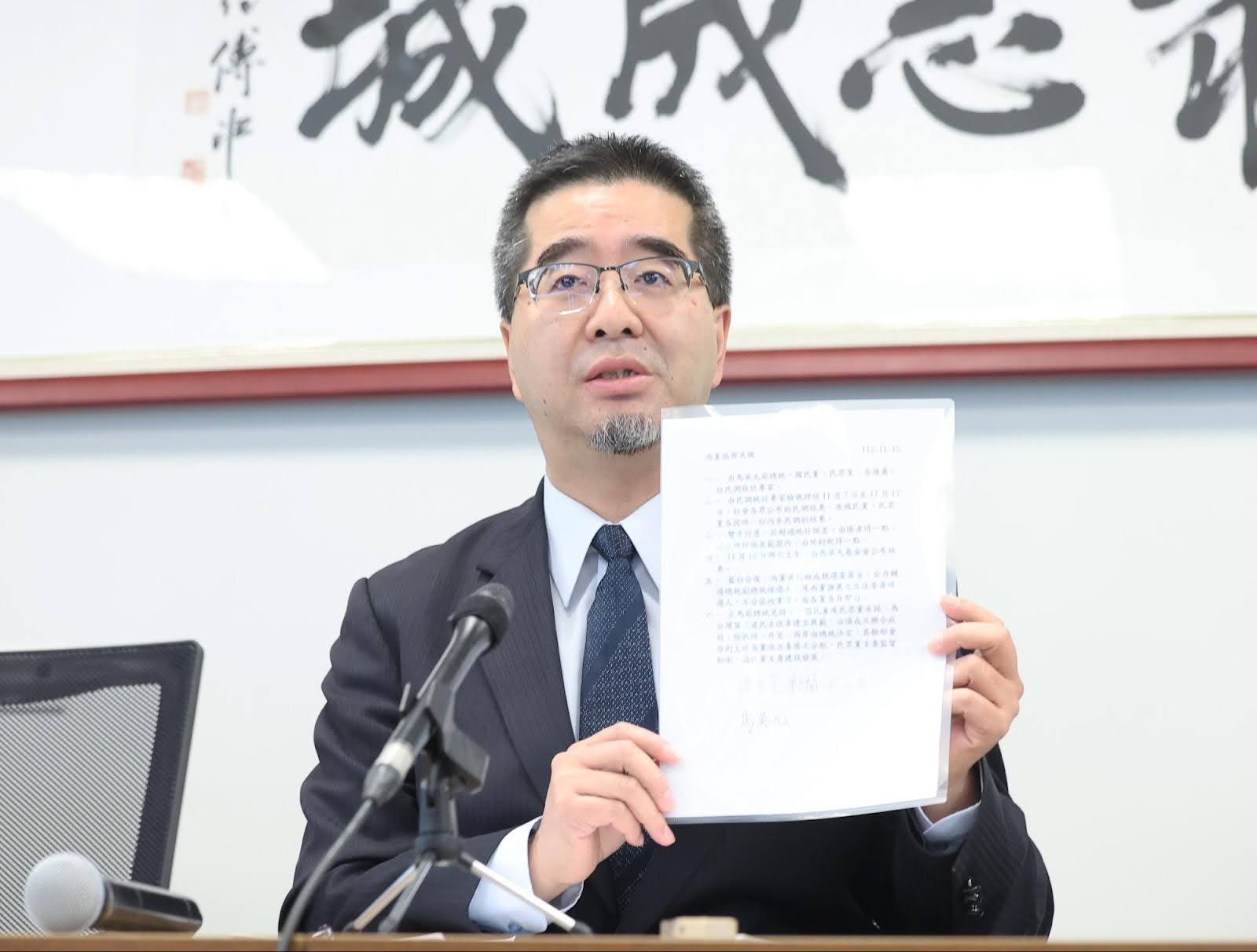 馬英九基金會執行長蕭旭岑（圖）與藍、白2位代表召開記者會，還原昨日民調協調過程。（台北市攝影記者聯誼會提供）