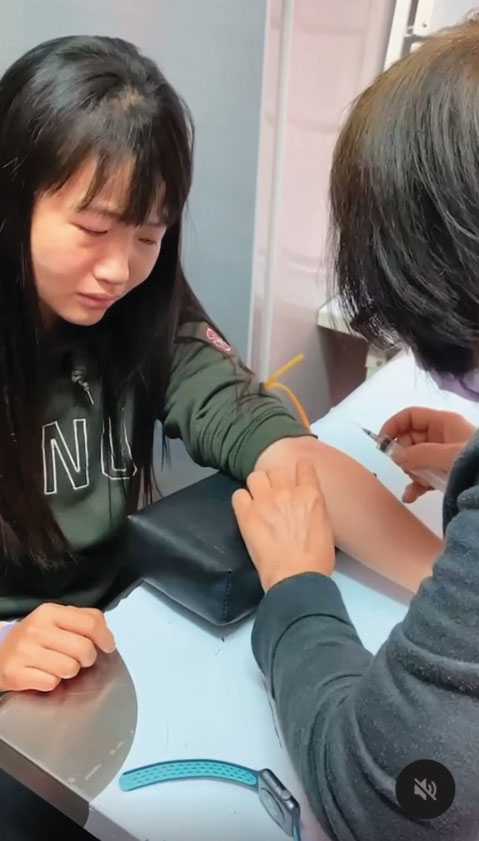 女足隊員簡奇陞曝光被抽血影片,揭露痛苦過程。(翻攝簡奇陞Threads)