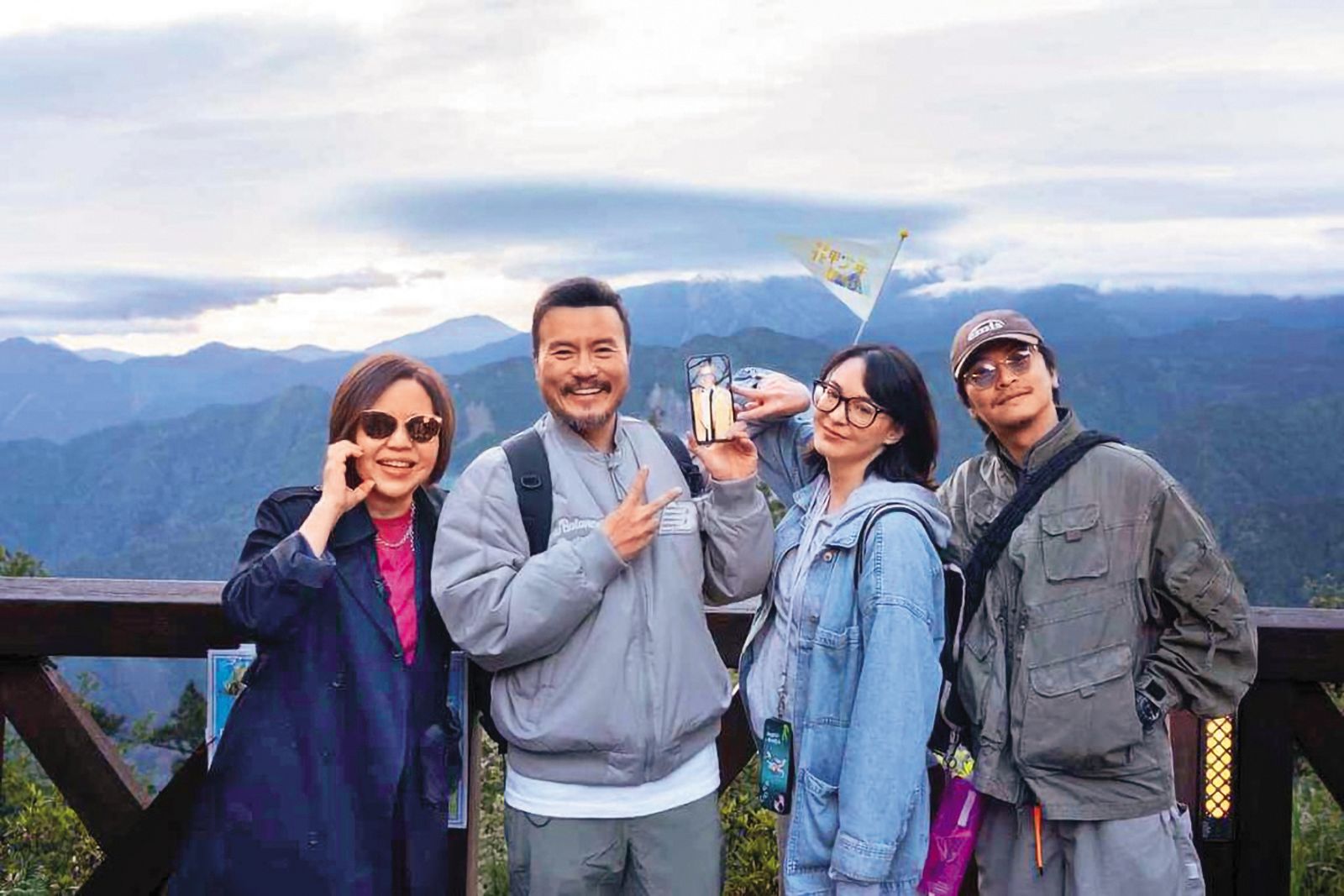 于美人（左起）日前和李銘忠、張榕容與楊銘威為《花甲少年趣旅行》出外景。（東森綜合台提供）