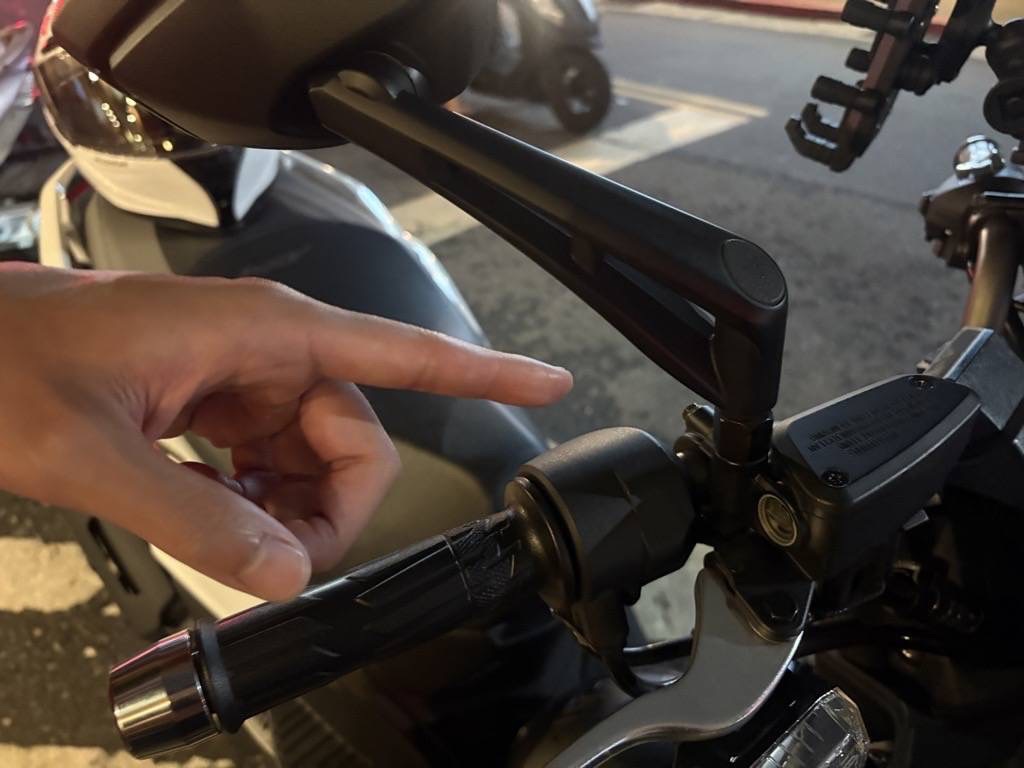 王姓被害騎士牽車時發現愛車多處受損，仍決定報警處理。翻攝畫面