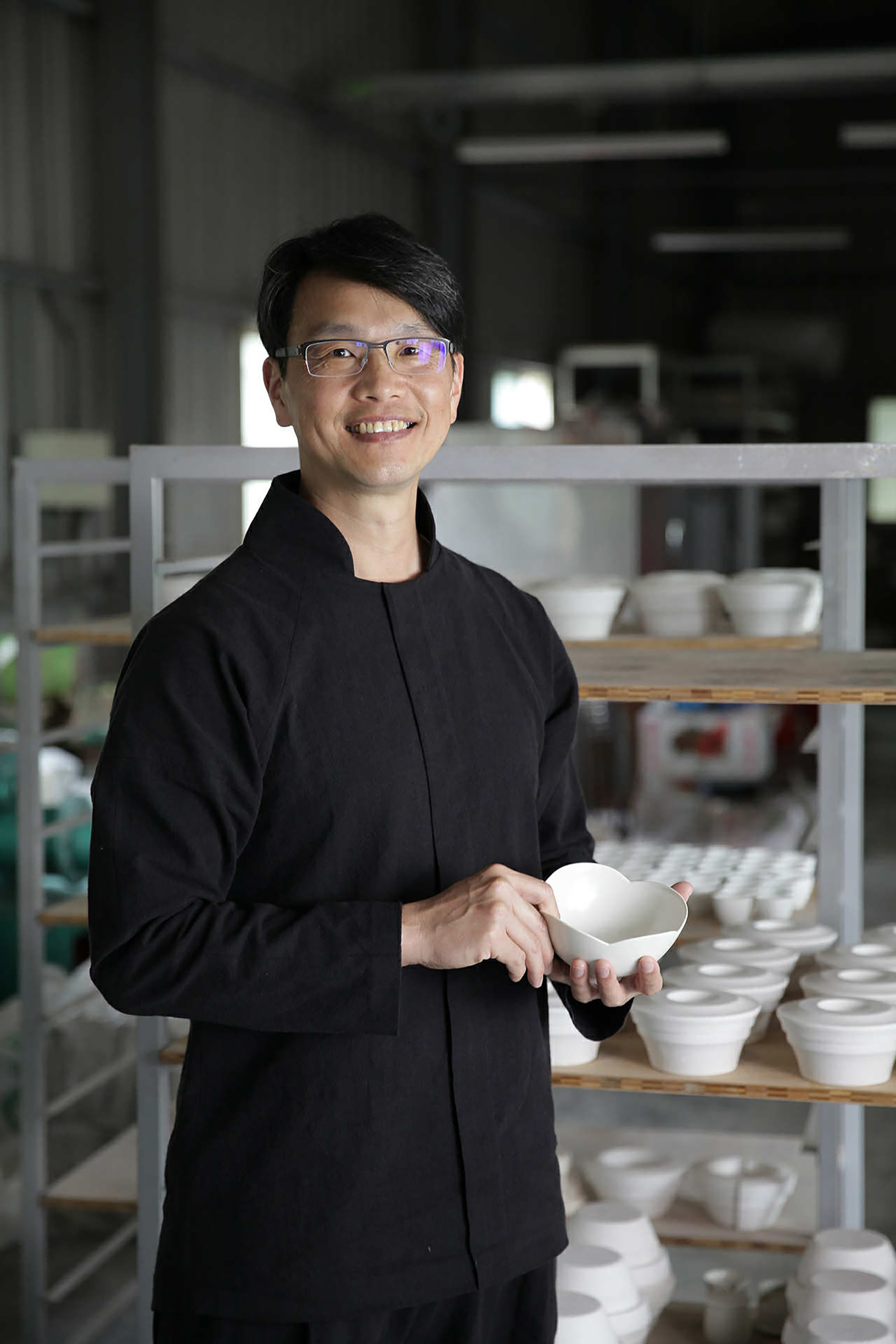 「一席之間」茶生活器物展邀請林永勝等新銳創作者，將陶藝、金工與織品完美融入茶席展演中。（POUYUENJI寶元紀提供）