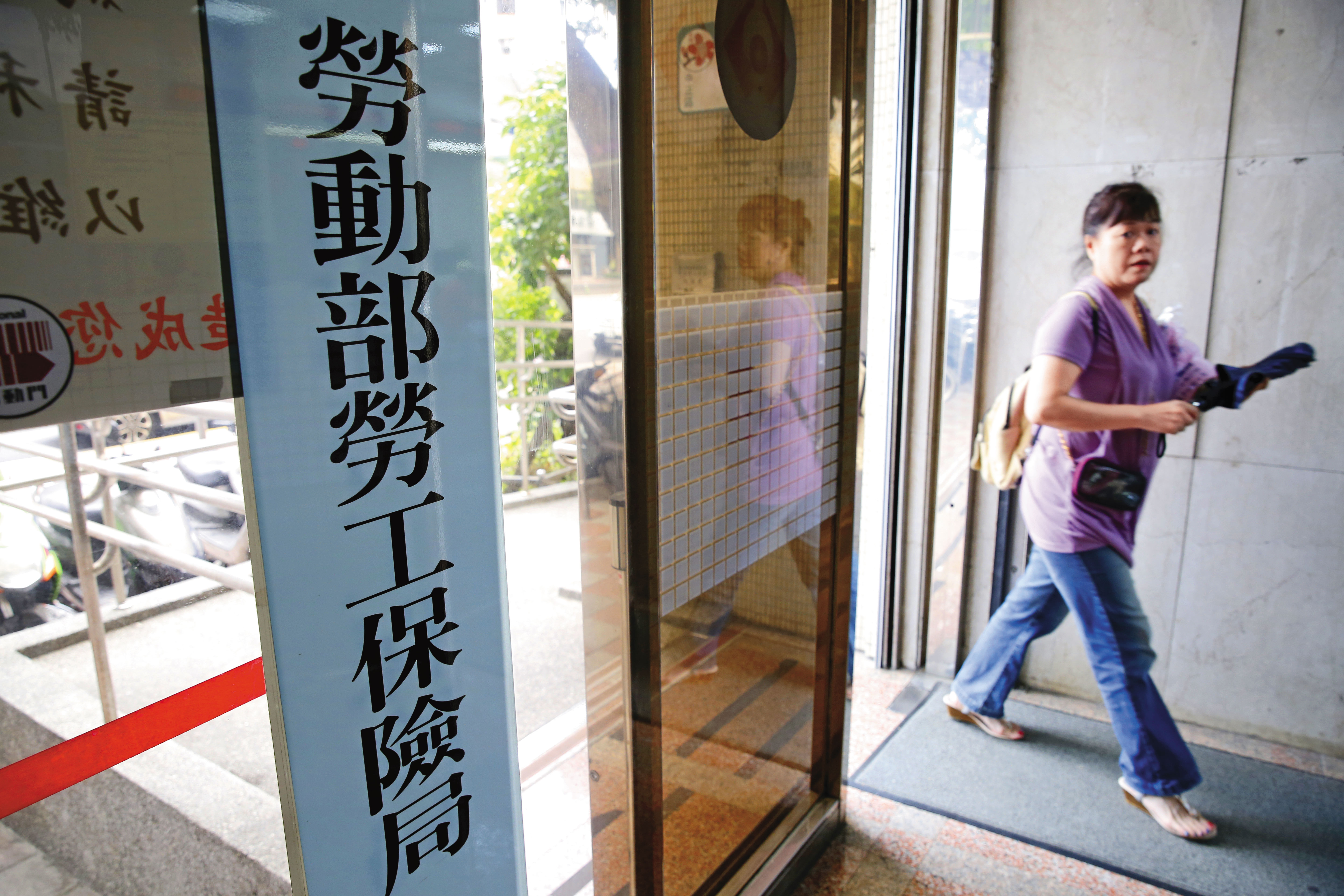 勞保失能年金計算方式與老年年金相同，完全無法工作者就能申請年金給付。