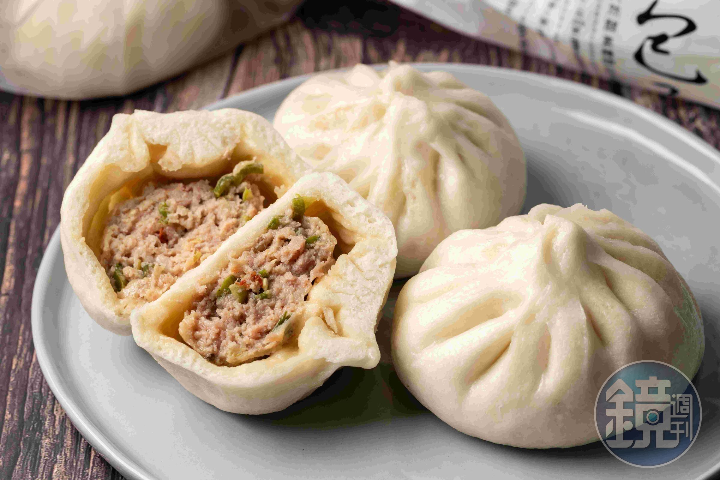 臥籠崗首創的「剝皮辣椒包」，帶著微辣與甘甜後勁。（25元／顆）