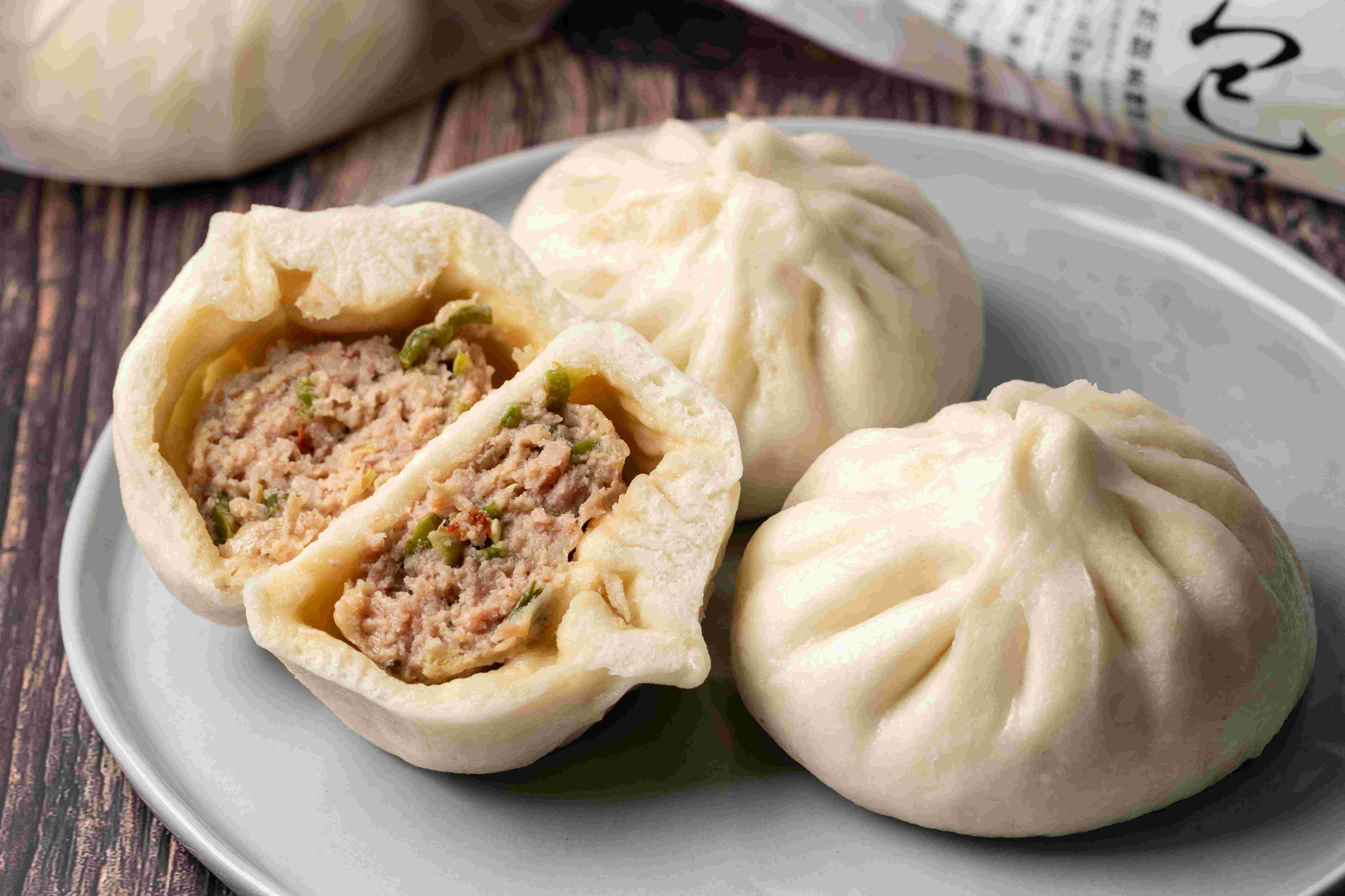 臥籠崗首創的「剝皮辣椒包」，帶著微辣與甘甜後勁。（25元／顆）