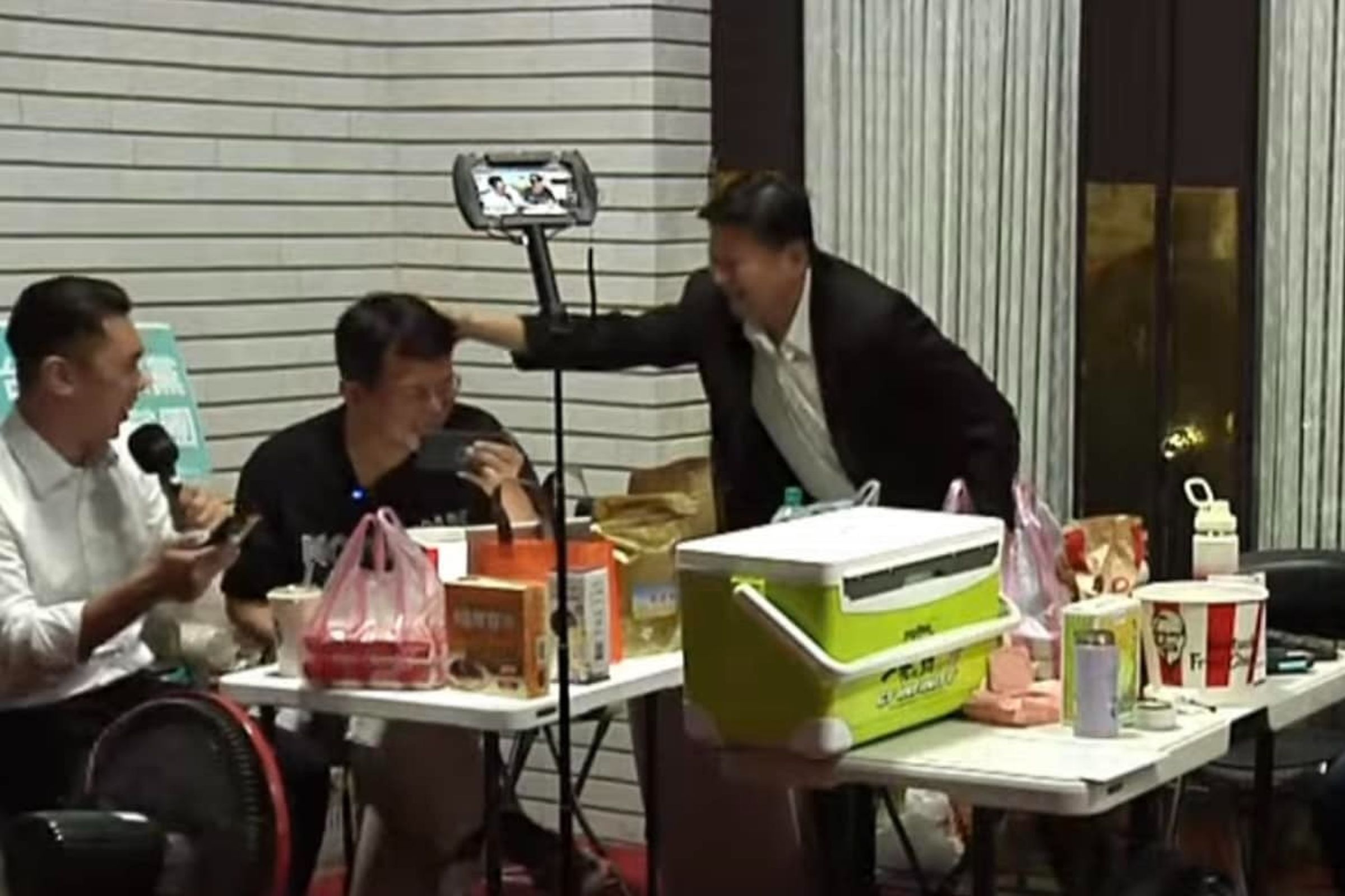 立院表決國會改革法案前,黃國昌與傅崐萁的幽默互動,成為政治攻防焦點。(翻攝自民進黨發言人卓冠廷臉書)
