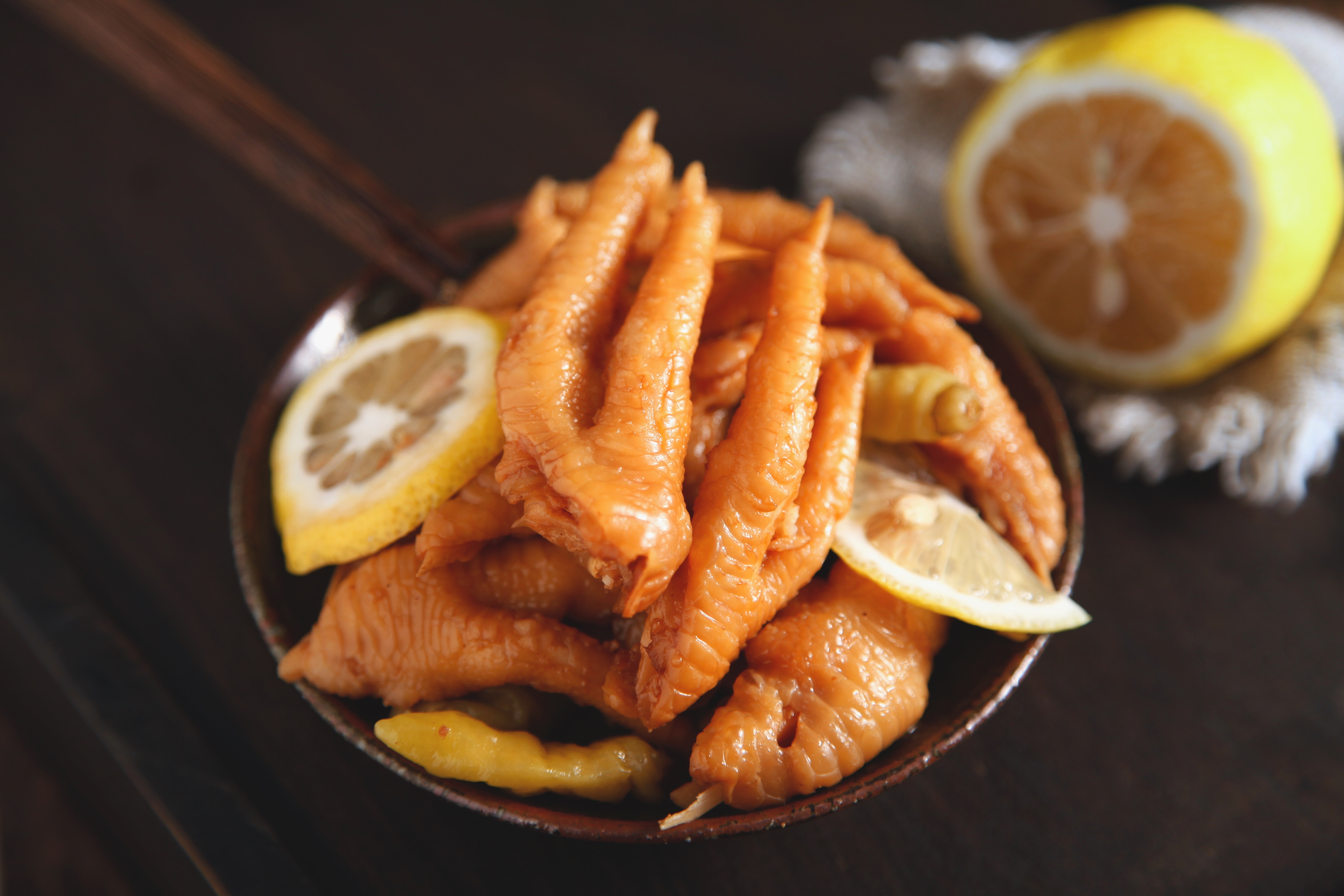 中國一家食品公司開出「吃飯專家」的職缺，工作內容是啃雞爪，月薪最高可到2萬人民幣（約新台幣8萬8千元）。（示意圖，東方IC）