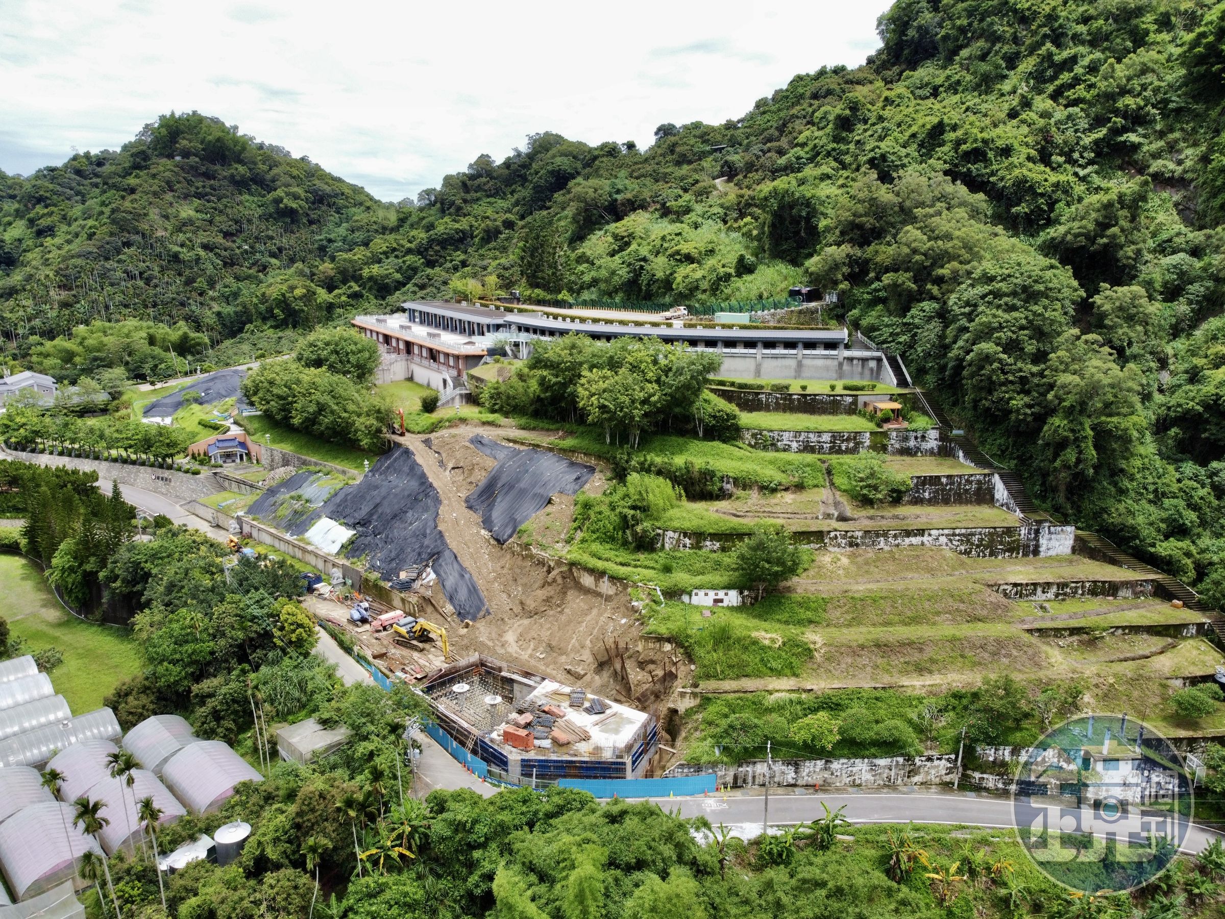 太平寶山原本是綠油油的一片,如今卻變成坍塌的邊坡、黃土和黑色的塑膠布。