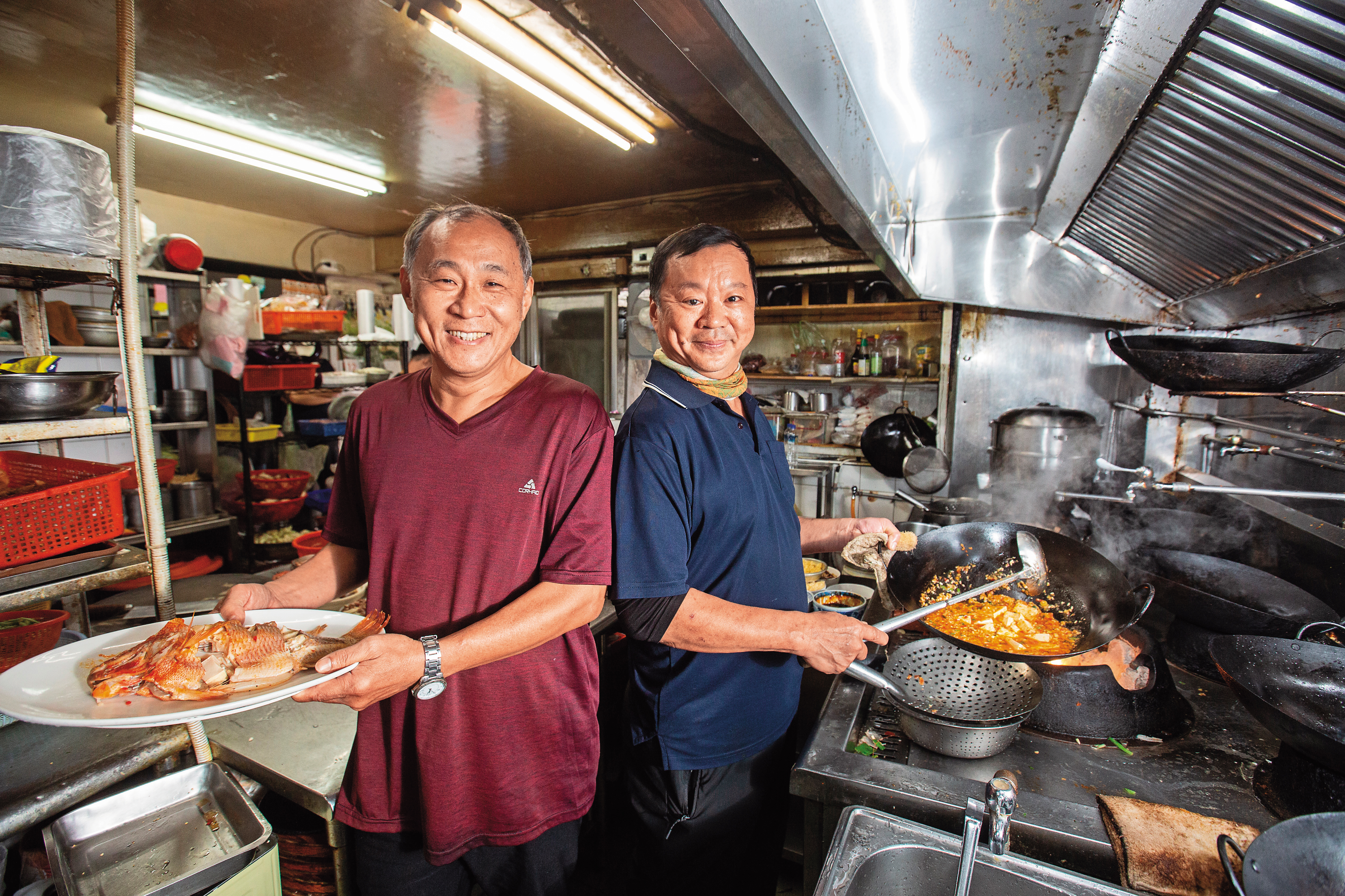 在台北內湖扎根30多年的大湖餐館，是由王文志（左）、王文風（右）2兄弟創立，前者擅長台菜海鮮、後者精於川菜，2人手藝互補，形成下飯的家常菜特色。